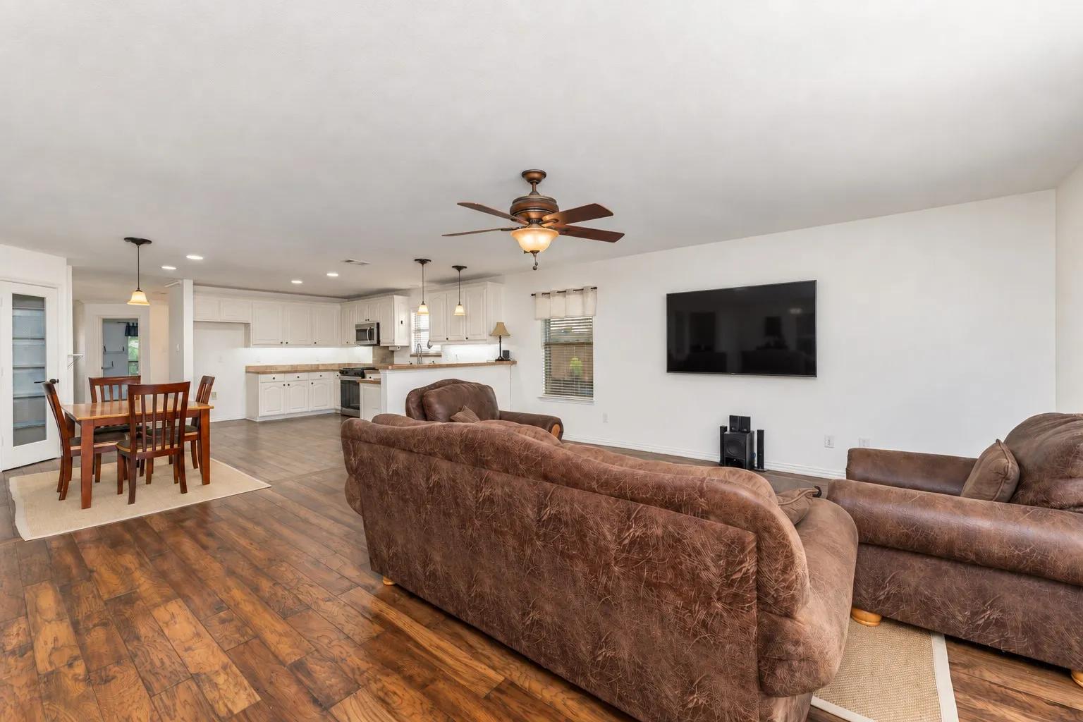 Single Family Residence For Sale in Tarrant County , 6632 Friendsway Drive, Fort Worth, Texas 76137, 3 Bedroom, 2 Bathroom, 2 Garage spaces, 2,024 Sqft, built in 2007, mls#21390804, Real Estate Agent in Fort Worth, Homes For Sale in Tarrant county, Homes For Sale in Fort Worth, Realtor in Fort Worth Texas, Real Estate Brokerage Independent Realty Texas, Luminita Cordes Realtor