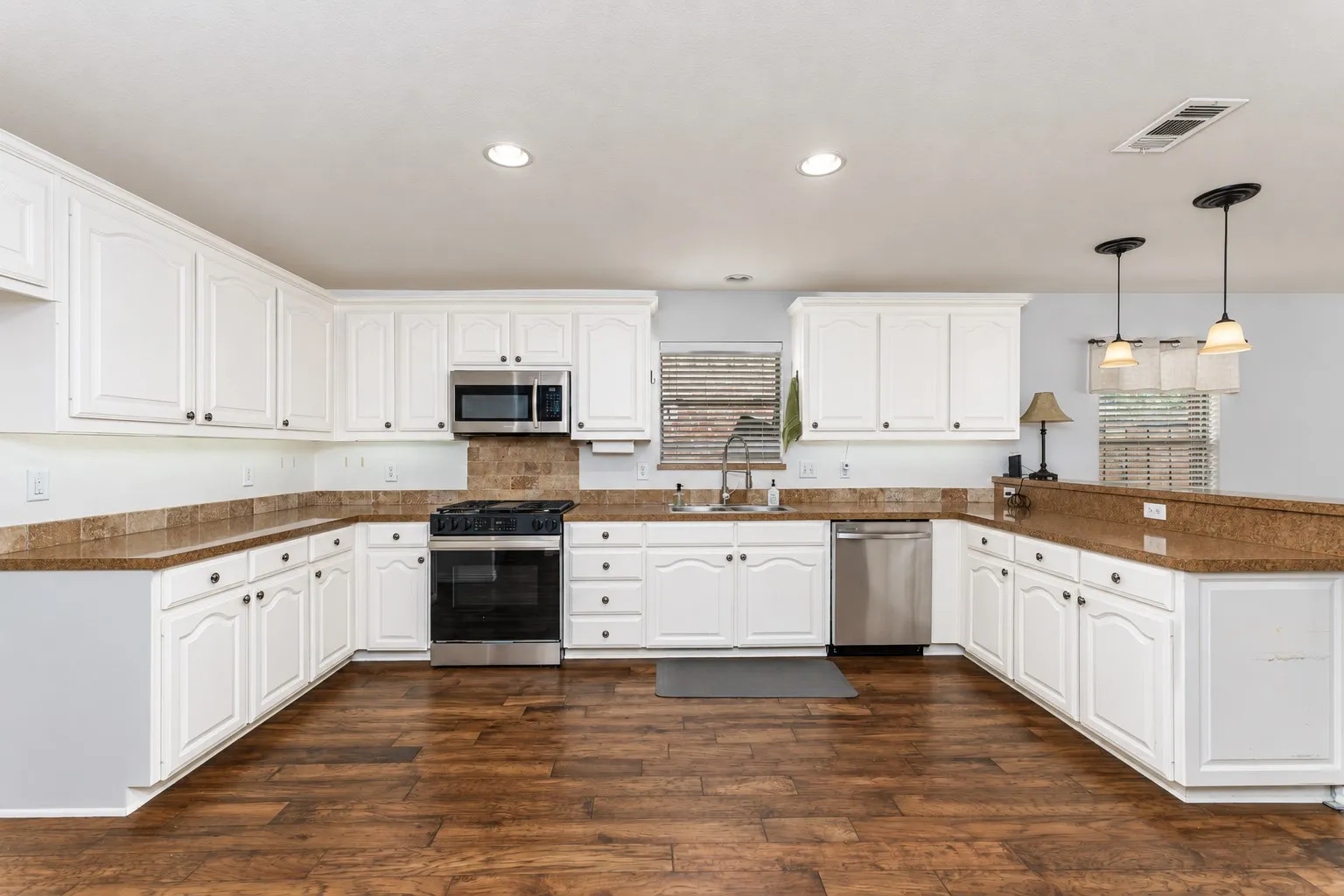 Single Family Residence For Sale in Tarrant County , 6632 Friendsway Drive, Fort Worth, Texas 76137, 3 Bedroom, 2 Bathroom, 2 Garage spaces, 2,024 Sqft, built in 2007, mls#21390804, Real Estate Agent in Fort Worth, Homes For Sale in Tarrant county, Homes For Sale in Fort Worth, Realtor in Fort Worth Texas, Real Estate Brokerage Independent Realty Texas, Luminita Cordes Realtor