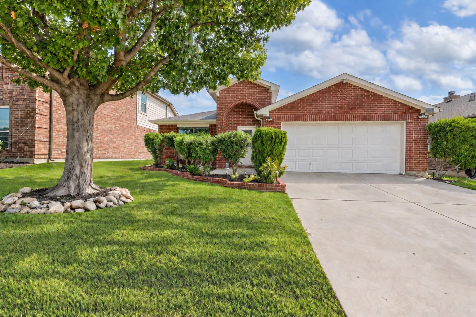 Single Family Residence For Sale in Tarrant County , 6632 Friendsway Drive, Fort Worth, Texas 76137, 3 Bedroom, 2 Bathroom, 2 Garage spaces, 2,024 Sqft, built in 2007, mls#21390804, Real Estate Agent in Fort Worth, Homes For Sale in Tarrant county, Homes For Sale in Fort Worth, Realtor in Fort Worth Texas, Real Estate Brokerage Independent Realty Texas, Luminita Cordes Realtor