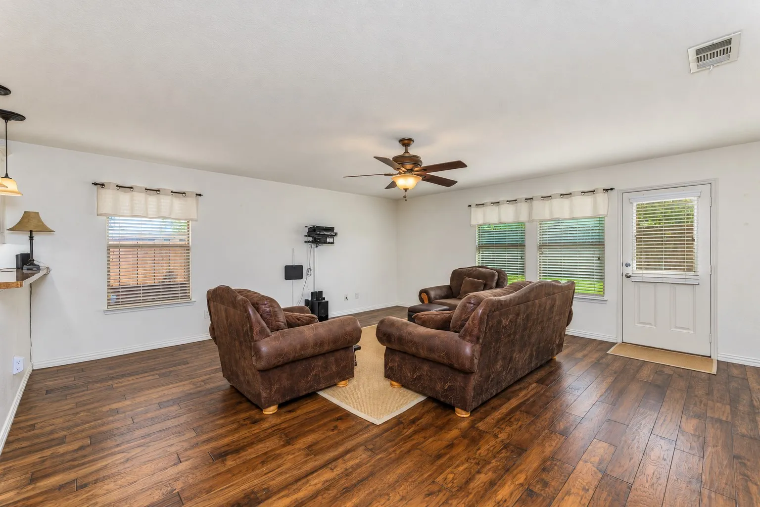 Single Family Residence For Sale in Tarrant County , 6632 Friendsway Drive, Fort Worth, Texas 76137, 3 Bedroom, 2 Bathroom, 2 Garage spaces, 2,024 Sqft, built in 2007, mls#21390804, Real Estate Agent in Fort Worth, Homes For Sale in Tarrant county, Homes For Sale in Fort Worth, Realtor in Fort Worth Texas, Real Estate Brokerage Independent Realty Texas, Luminita Cordes Realtor