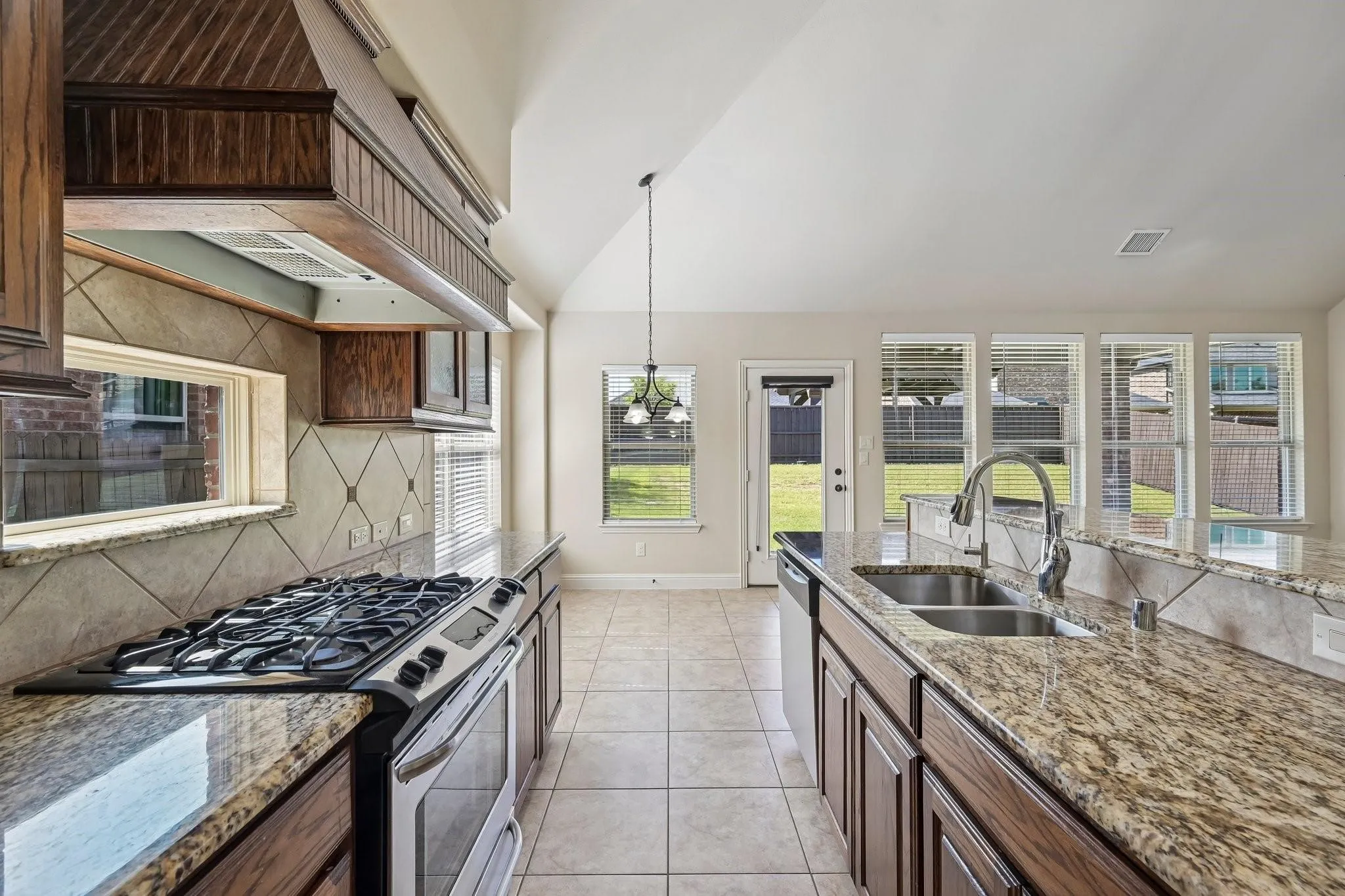 Single Family Residence For Sale in Denton County , 15221 Mount Evans Drive, Little Elm, Texas 75068, 4 Bedroom, 3 Bathroom, 2 Garage spaces, 2,598 Sqft, built in 2011, mls#21390939, Real Estate Agent in Little Elm, Homes For Sale in Denton county, Homes For Sale in Little Elm, Realtor in Little Elm Texas, Real Estate Brokerage Independent Realty Texas, Luminita Cordes Realtor