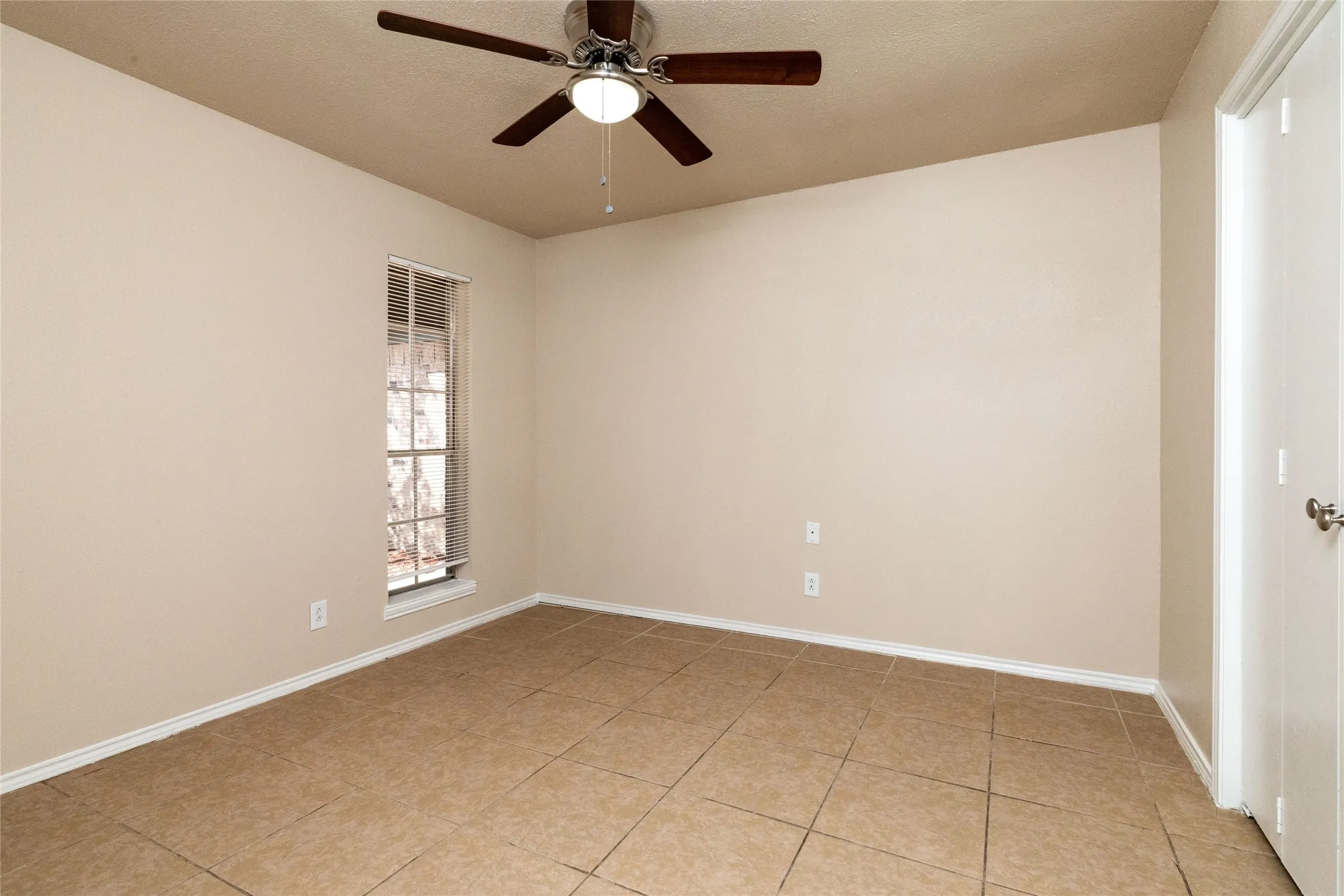 Single Family Residence For Sale in Tarrant County , 304 Cambridge Drive, Saginaw, Texas 76179, 3 Bedroom, 2 Bathroom, 2 Garage spaces, 1,602 Sqft, built in 1982, mls#21386848, Real Estate Agent in Saginaw, Homes For Sale in Tarrant county, Homes For Sale in Saginaw, Realtor in Saginaw Texas, Real Estate Brokerage Independent Realty Texas, Luminita Cordes Realtor