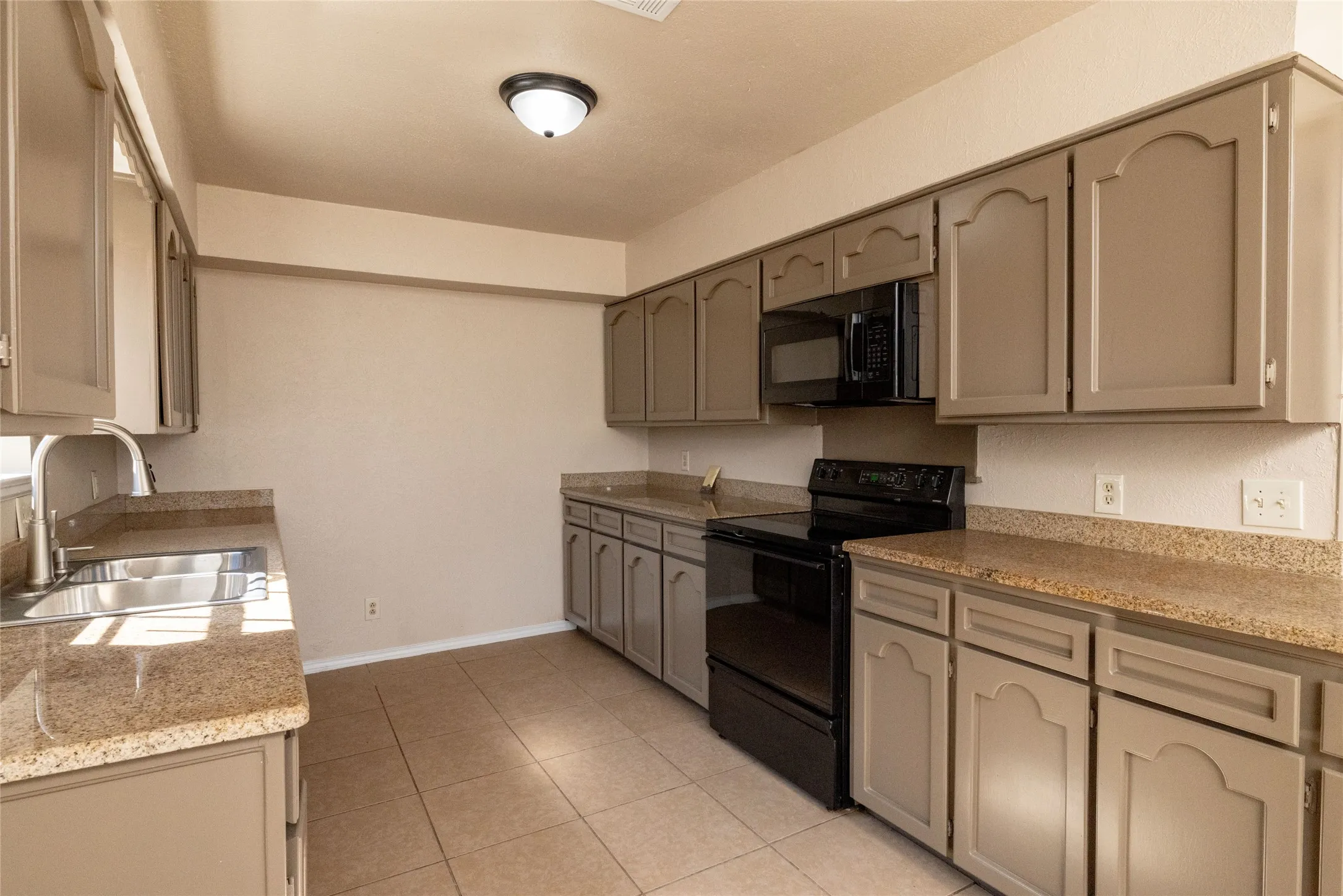 Single Family Residence For Sale in Tarrant County , 304 Cambridge Drive, Saginaw, Texas 76179, 3 Bedroom, 2 Bathroom, 2 Garage spaces, 1,602 Sqft, built in 1982, mls#21386848, Real Estate Agent in Saginaw, Homes For Sale in Tarrant county, Homes For Sale in Saginaw, Realtor in Saginaw Texas, Real Estate Brokerage Independent Realty Texas, Luminita Cordes Realtor