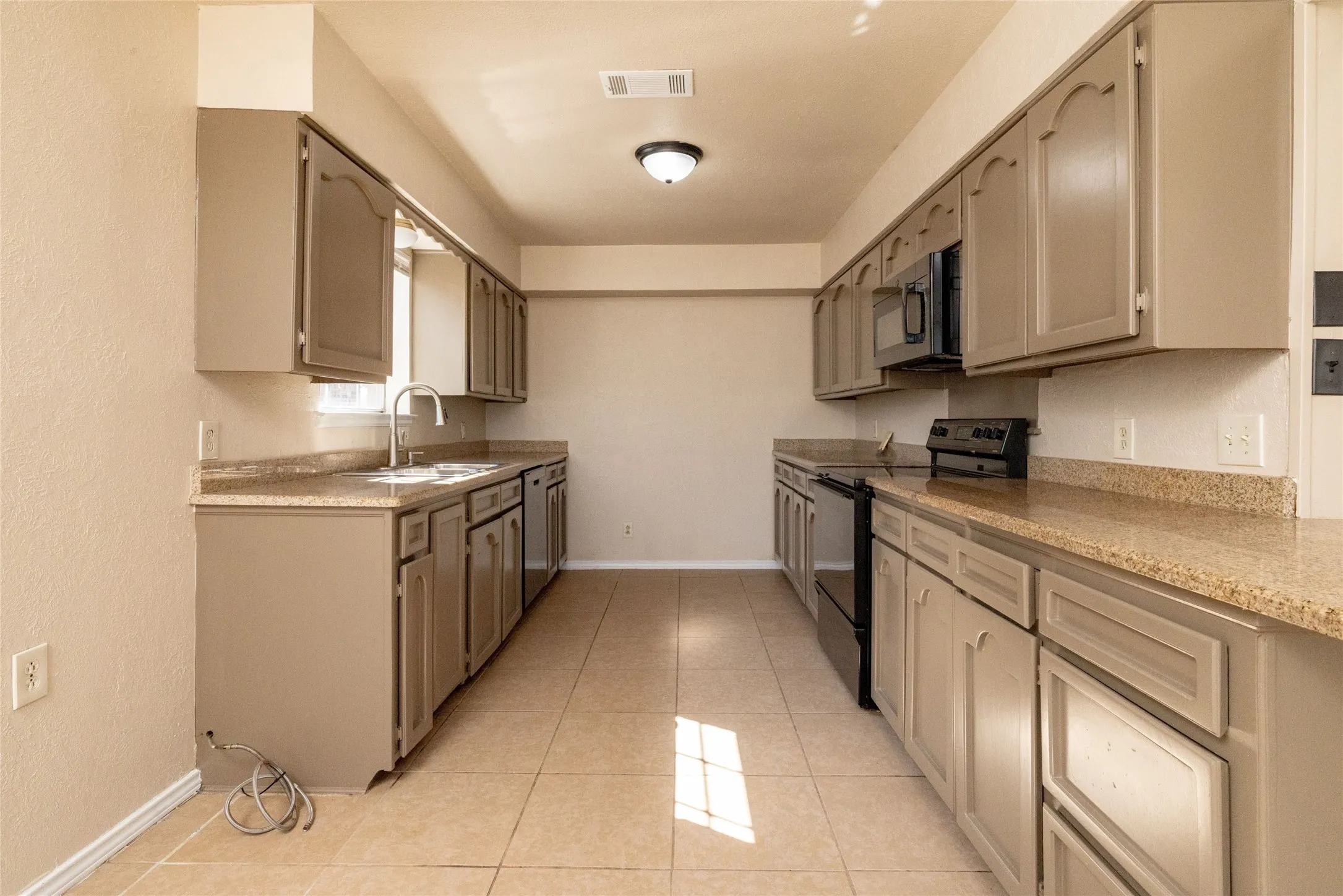 Single Family Residence For Sale in Tarrant County , 304 Cambridge Drive, Saginaw, Texas 76179, 3 Bedroom, 2 Bathroom, 2 Garage spaces, 1,602 Sqft, built in 1982, mls#21386848, Real Estate Agent in Saginaw, Homes For Sale in Tarrant county, Homes For Sale in Saginaw, Realtor in Saginaw Texas, Real Estate Brokerage Independent Realty Texas, Luminita Cordes Realtor