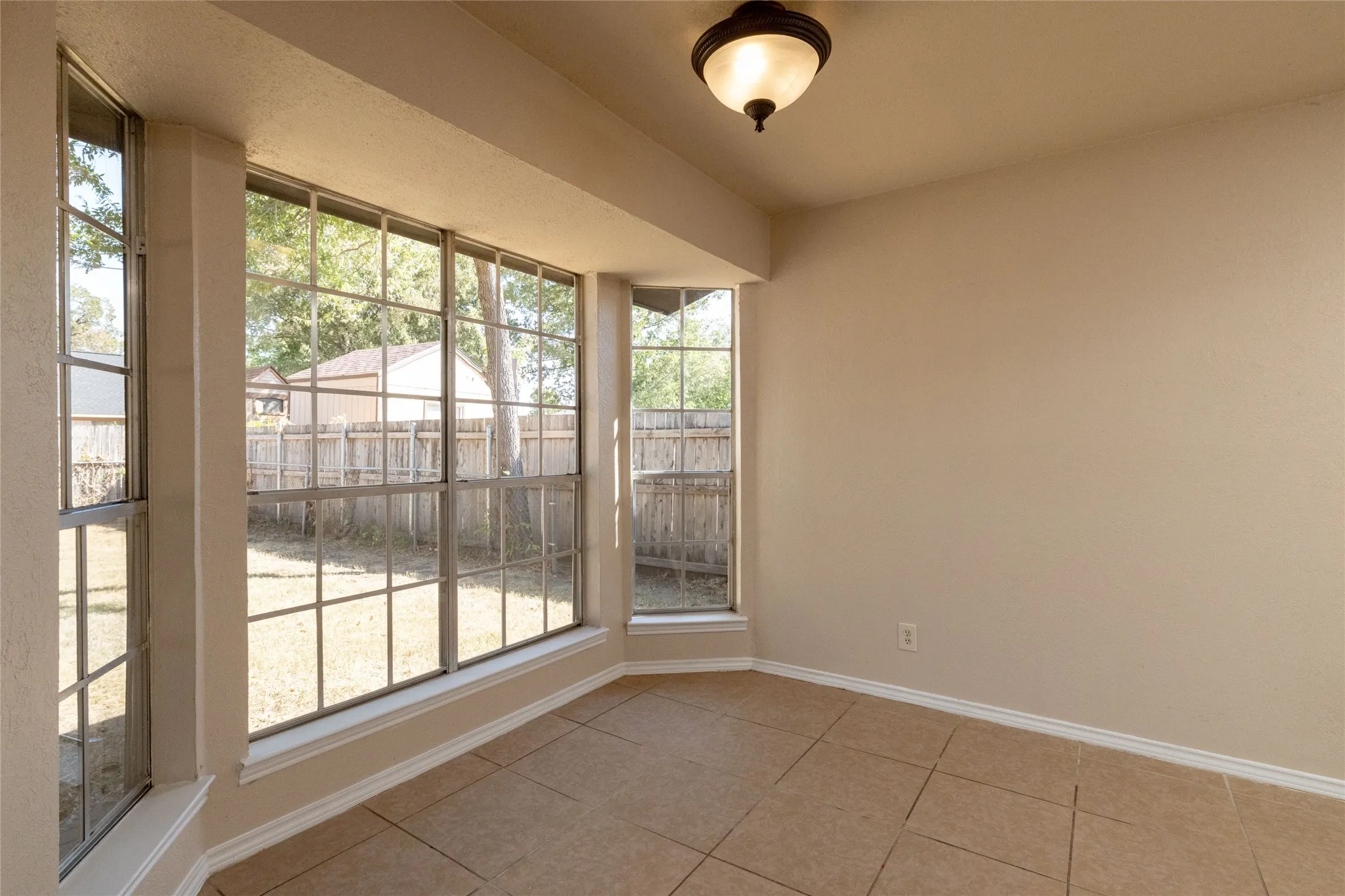Single Family Residence For Sale in Tarrant County , 304 Cambridge Drive, Saginaw, Texas 76179, 3 Bedroom, 2 Bathroom, 2 Garage spaces, 1,602 Sqft, built in 1982, mls#21386848, Real Estate Agent in Saginaw, Homes For Sale in Tarrant county, Homes For Sale in Saginaw, Realtor in Saginaw Texas, Real Estate Brokerage Independent Realty Texas, Luminita Cordes Realtor