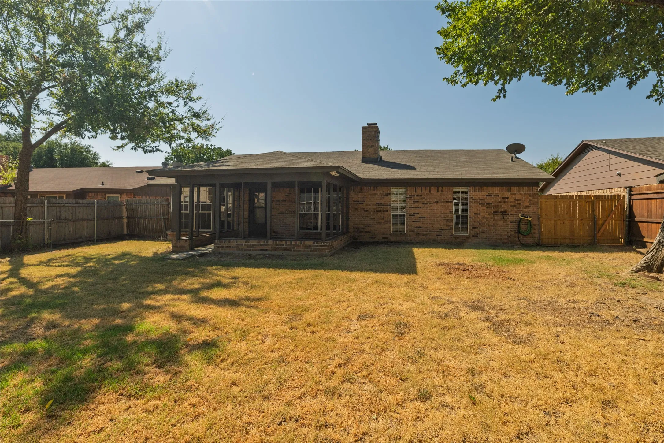 Single Family Residence For Sale in Tarrant County , 304 Cambridge Drive, Saginaw, Texas 76179, 3 Bedroom, 2 Bathroom, 2 Garage spaces, 1,602 Sqft, built in 1982, mls#21386848, Real Estate Agent in Saginaw, Homes For Sale in Tarrant county, Homes For Sale in Saginaw, Realtor in Saginaw Texas, Real Estate Brokerage Independent Realty Texas, Luminita Cordes Realtor