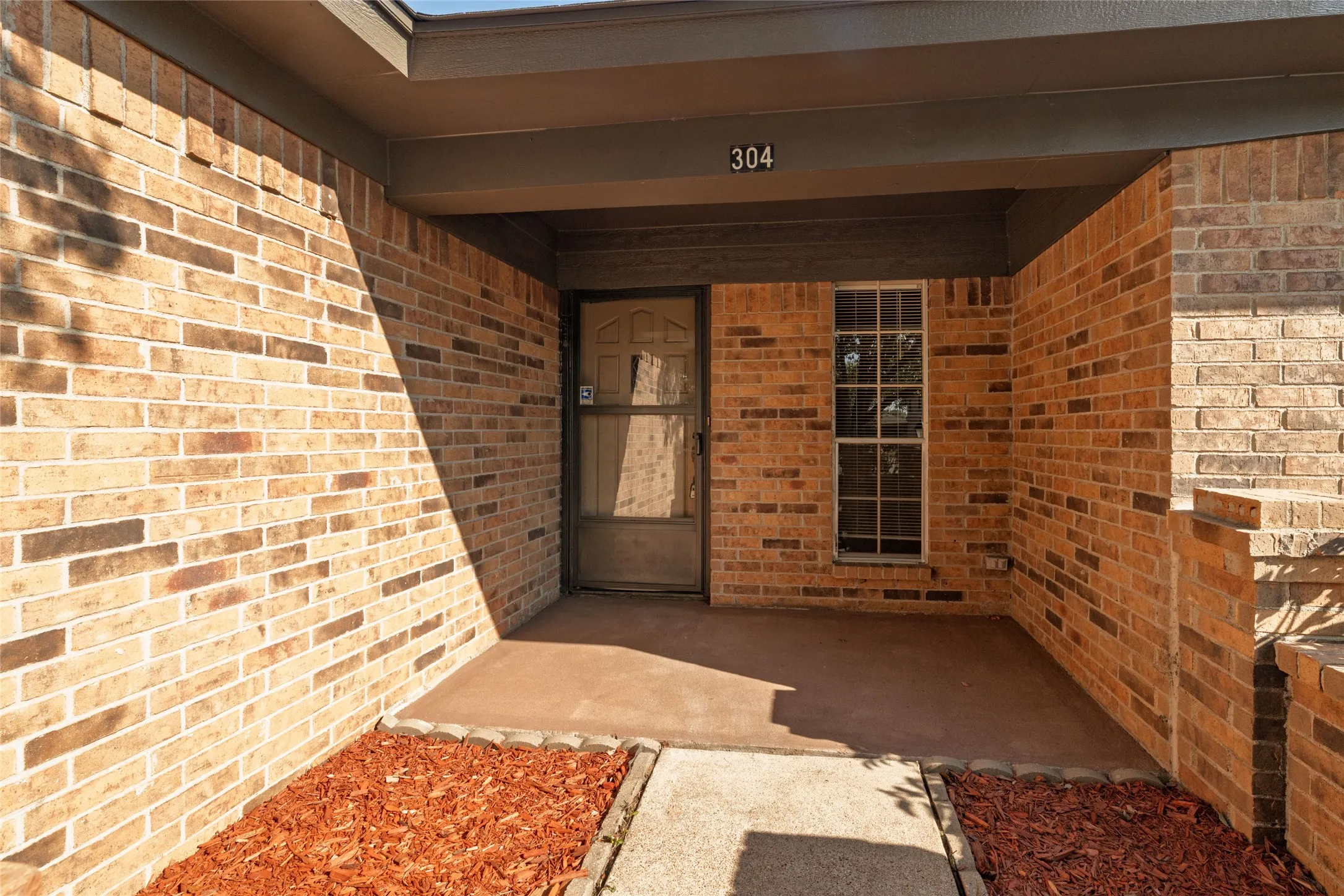 Single Family Residence For Sale in Tarrant County , 304 Cambridge Drive, Saginaw, Texas 76179, 3 Bedroom, 2 Bathroom, 2 Garage spaces, 1,602 Sqft, built in 1982, mls#21386848, Real Estate Agent in Saginaw, Homes For Sale in Tarrant county, Homes For Sale in Saginaw, Realtor in Saginaw Texas, Real Estate Brokerage Independent Realty Texas, Luminita Cordes Realtor