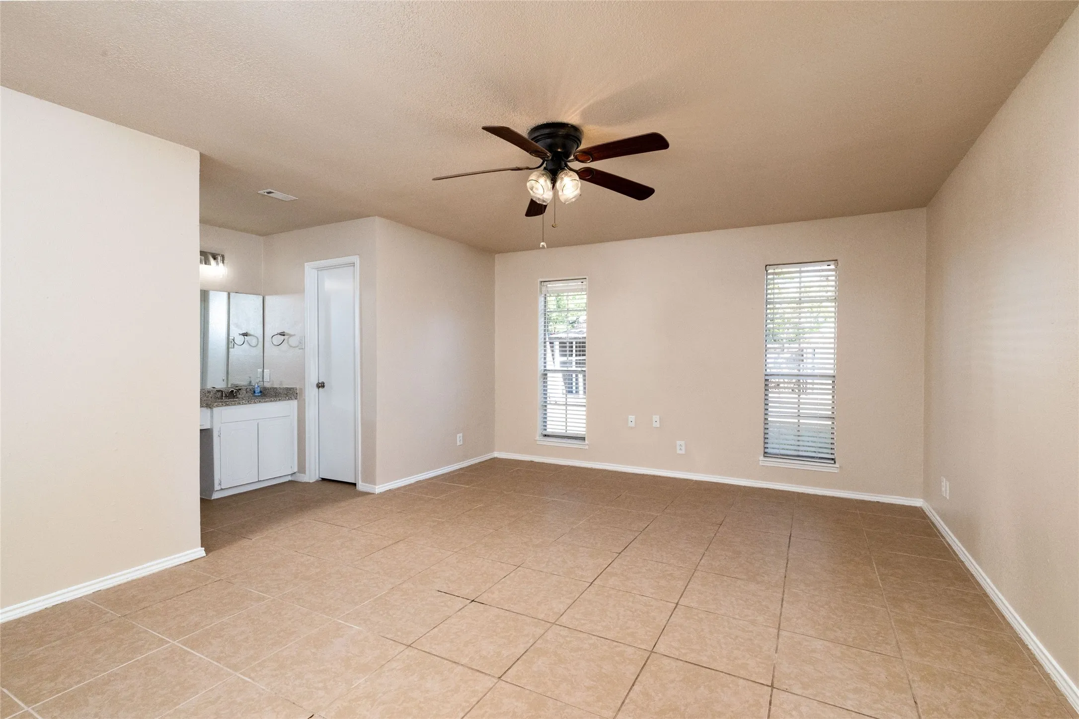 Single Family Residence For Sale in Tarrant County , 304 Cambridge Drive, Saginaw, Texas 76179, 3 Bedroom, 2 Bathroom, 2 Garage spaces, 1,602 Sqft, built in 1982, mls#21386848, Real Estate Agent in Saginaw, Homes For Sale in Tarrant county, Homes For Sale in Saginaw, Realtor in Saginaw Texas, Real Estate Brokerage Independent Realty Texas, Luminita Cordes Realtor