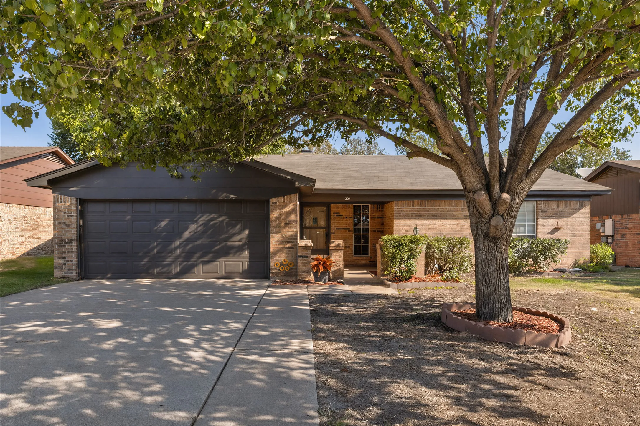 Single Family Residence For Sale in Tarrant County , 304 Cambridge Drive, Saginaw, Texas 76179, 3 Bedroom, 2 Bathroom, 2 Garage spaces, 1,602 Sqft, built in 1982, mls#21386848, Real Estate Agent in Saginaw, Homes For Sale in Tarrant county, Homes For Sale in Saginaw, Realtor in Saginaw Texas, Real Estate Brokerage Independent Realty Texas, Luminita Cordes Realtor