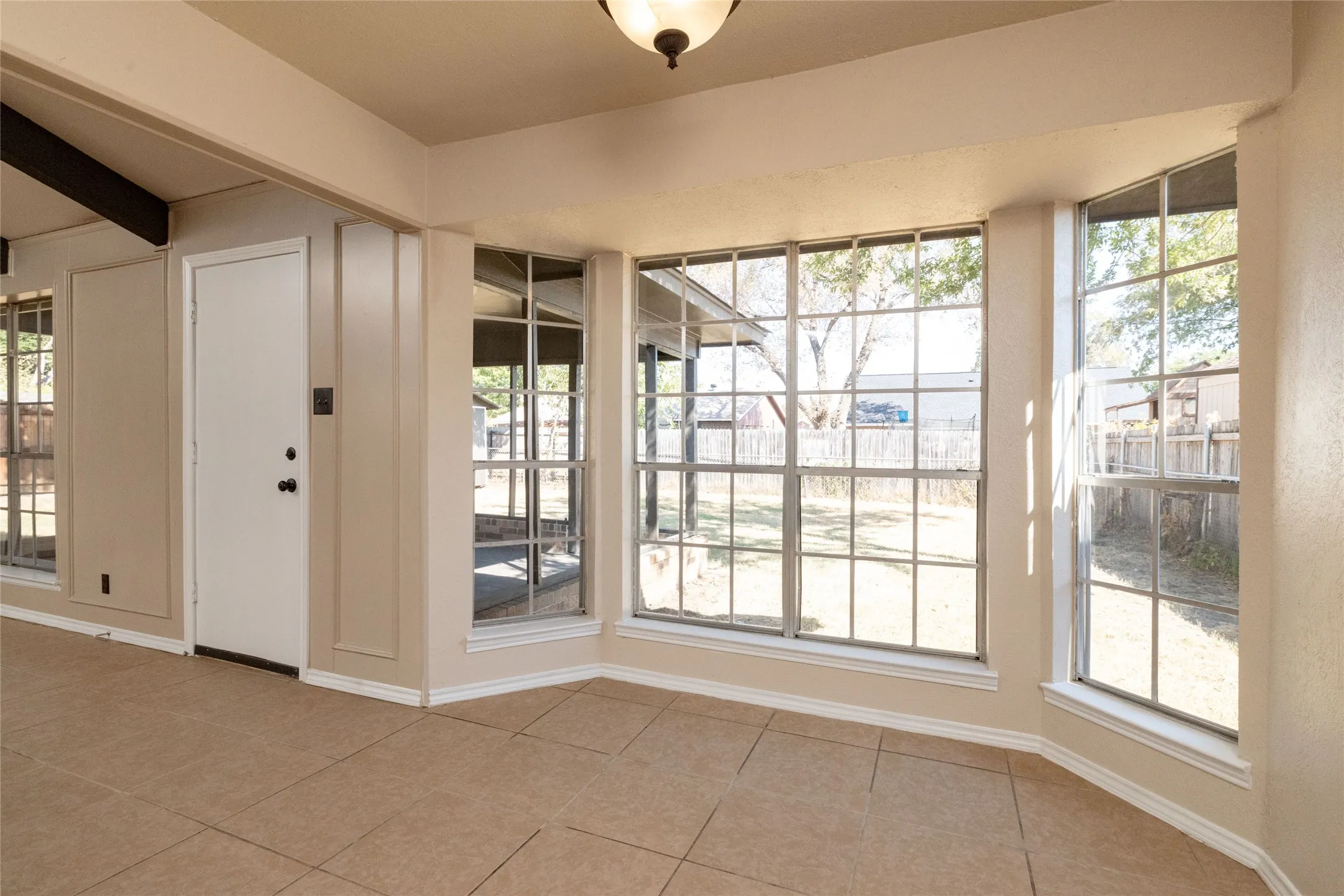 Single Family Residence For Sale in Tarrant County , 304 Cambridge Drive, Saginaw, Texas 76179, 3 Bedroom, 2 Bathroom, 2 Garage spaces, 1,602 Sqft, built in 1982, mls#21386848, Real Estate Agent in Saginaw, Homes For Sale in Tarrant county, Homes For Sale in Saginaw, Realtor in Saginaw Texas, Real Estate Brokerage Independent Realty Texas, Luminita Cordes Realtor