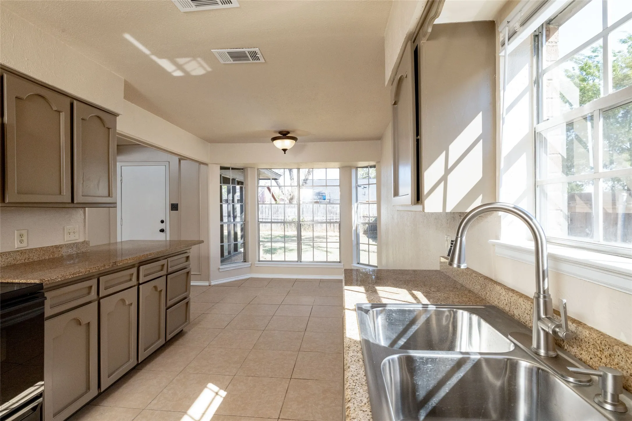 Single Family Residence For Sale in Tarrant County , 304 Cambridge Drive, Saginaw, Texas 76179, 3 Bedroom, 2 Bathroom, 2 Garage spaces, 1,602 Sqft, built in 1982, mls#21386848, Real Estate Agent in Saginaw, Homes For Sale in Tarrant county, Homes For Sale in Saginaw, Realtor in Saginaw Texas, Real Estate Brokerage Independent Realty Texas, Luminita Cordes Realtor