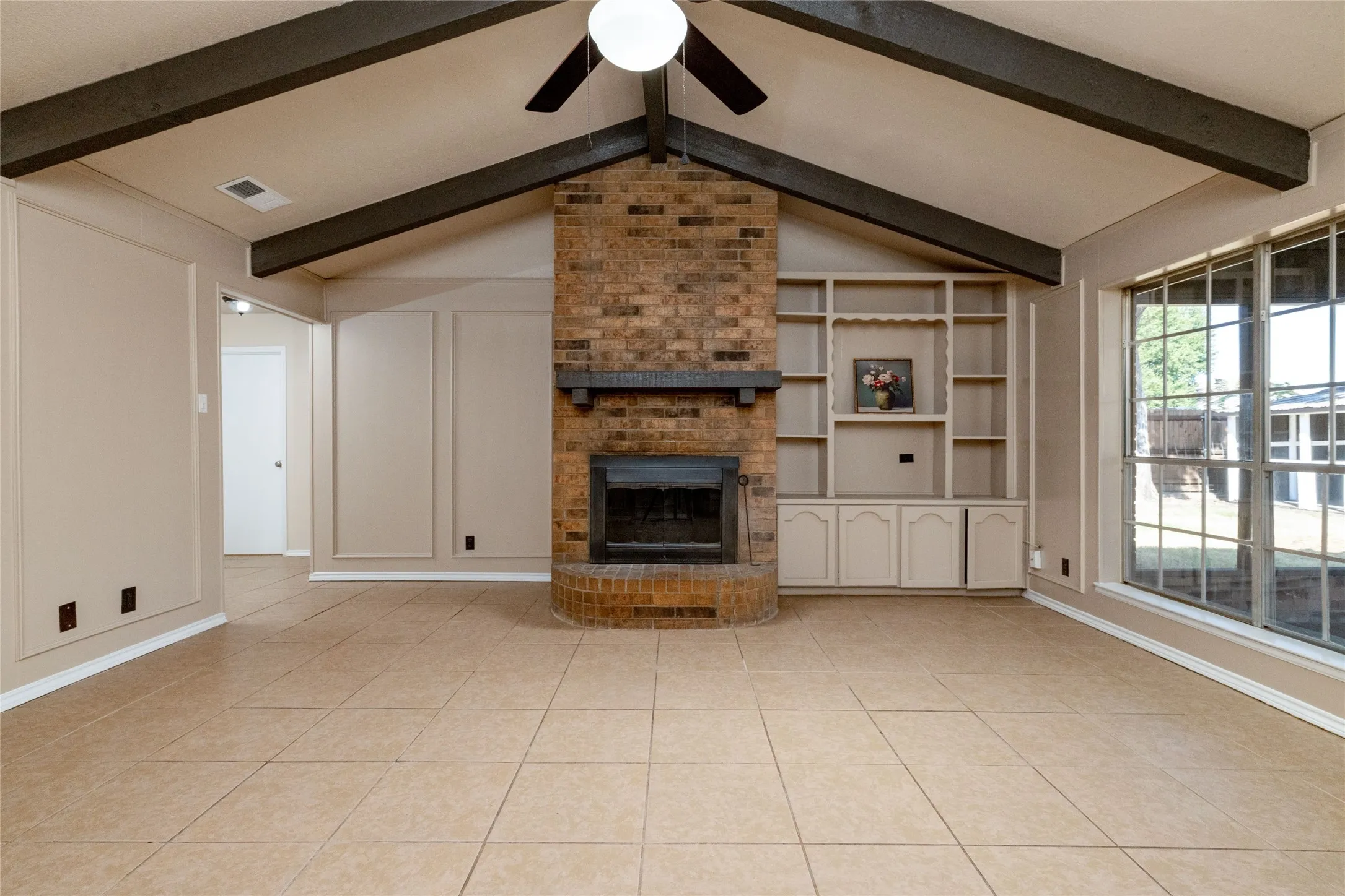 Single Family Residence For Sale in Tarrant County , 304 Cambridge Drive, Saginaw, Texas 76179, 3 Bedroom, 2 Bathroom, 2 Garage spaces, 1,602 Sqft, built in 1982, mls#21386848, Real Estate Agent in Saginaw, Homes For Sale in Tarrant county, Homes For Sale in Saginaw, Realtor in Saginaw Texas, Real Estate Brokerage Independent Realty Texas, Luminita Cordes Realtor