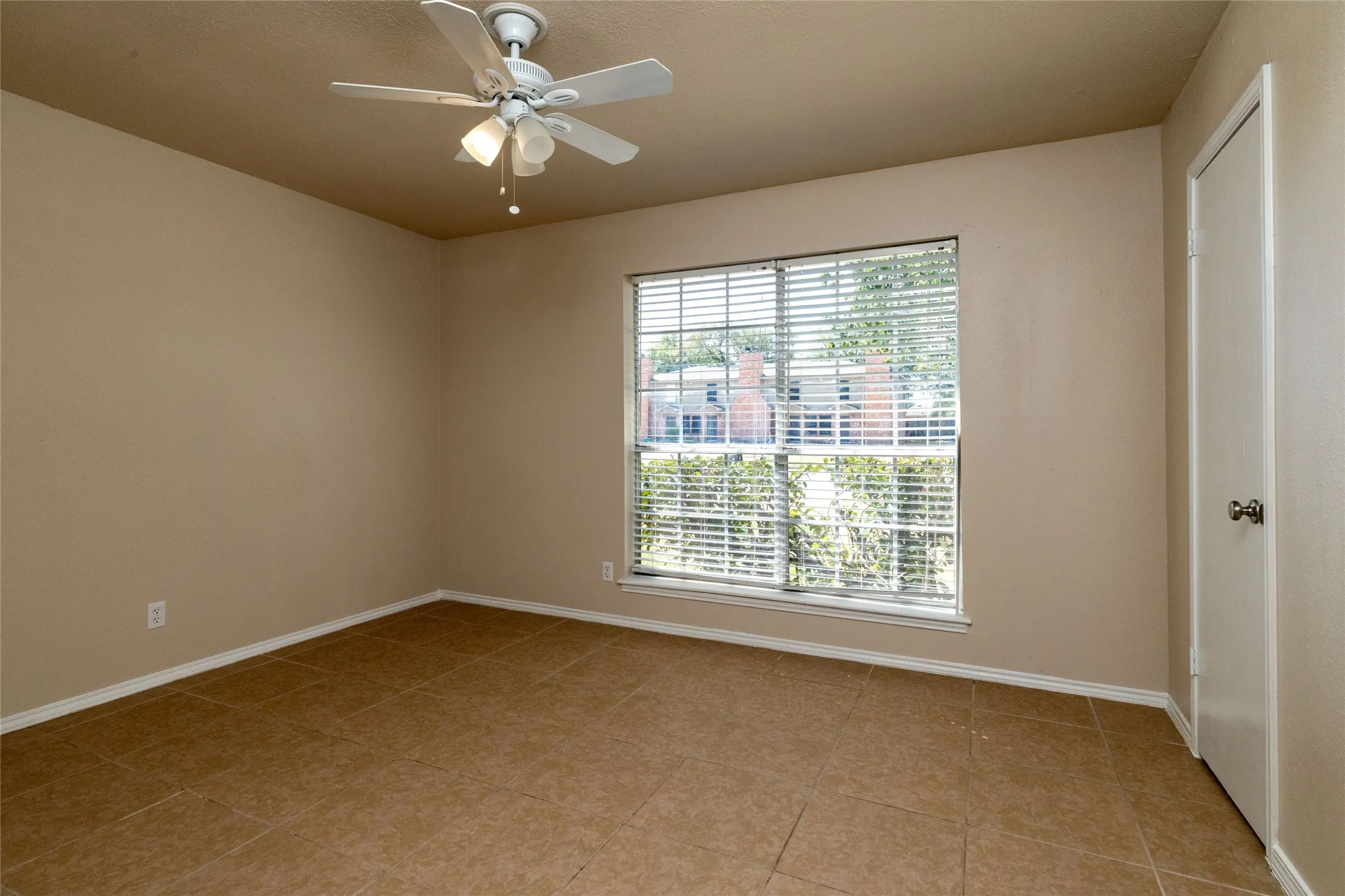 Single Family Residence For Sale in Tarrant County , 304 Cambridge Drive, Saginaw, Texas 76179, 3 Bedroom, 2 Bathroom, 2 Garage spaces, 1,602 Sqft, built in 1982, mls#21386848, Real Estate Agent in Saginaw, Homes For Sale in Tarrant county, Homes For Sale in Saginaw, Realtor in Saginaw Texas, Real Estate Brokerage Independent Realty Texas, Luminita Cordes Realtor