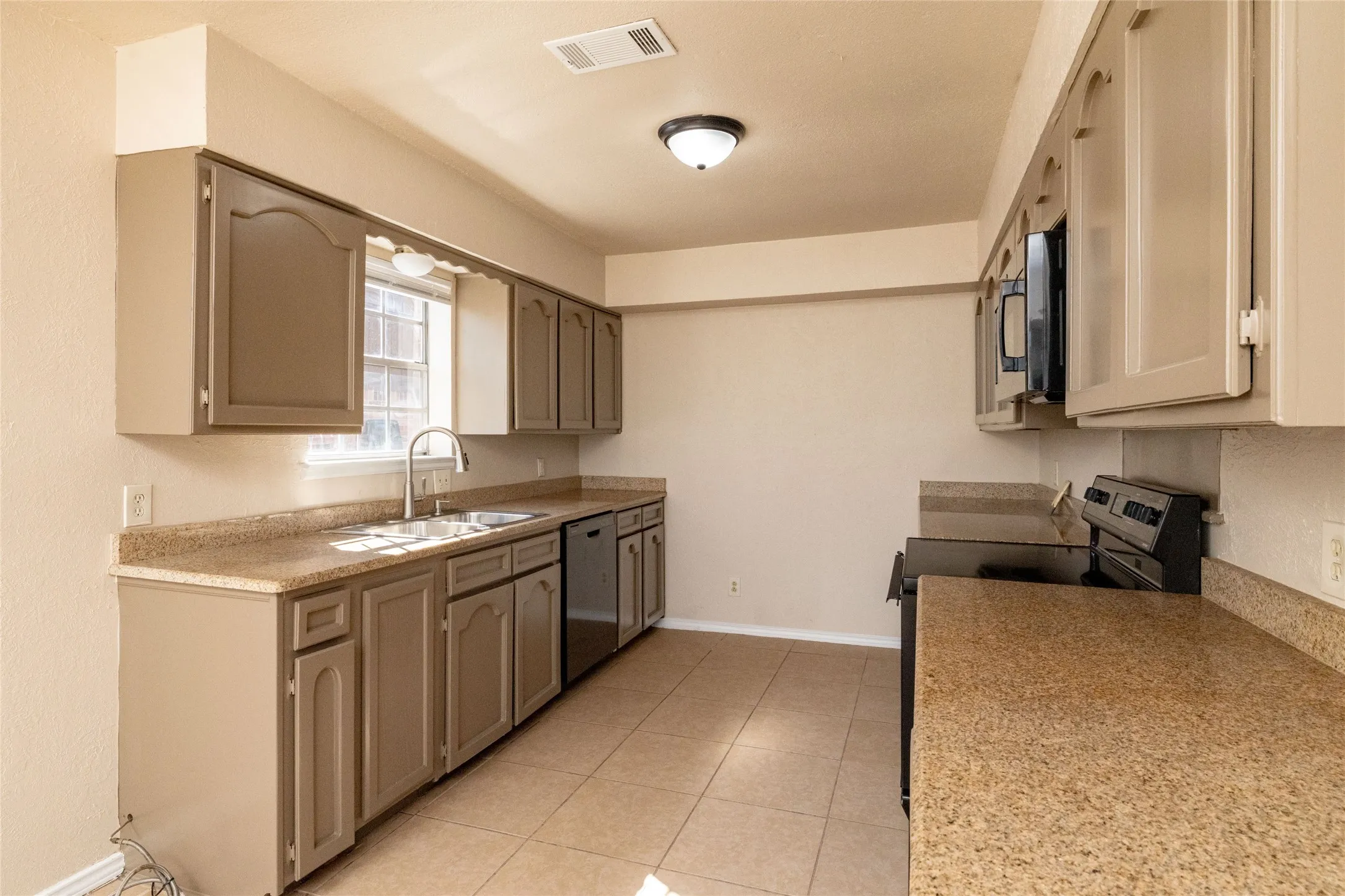 Single Family Residence For Sale in Tarrant County , 304 Cambridge Drive, Saginaw, Texas 76179, 3 Bedroom, 2 Bathroom, 2 Garage spaces, 1,602 Sqft, built in 1982, mls#21386848, Real Estate Agent in Saginaw, Homes For Sale in Tarrant county, Homes For Sale in Saginaw, Realtor in Saginaw Texas, Real Estate Brokerage Independent Realty Texas, Luminita Cordes Realtor