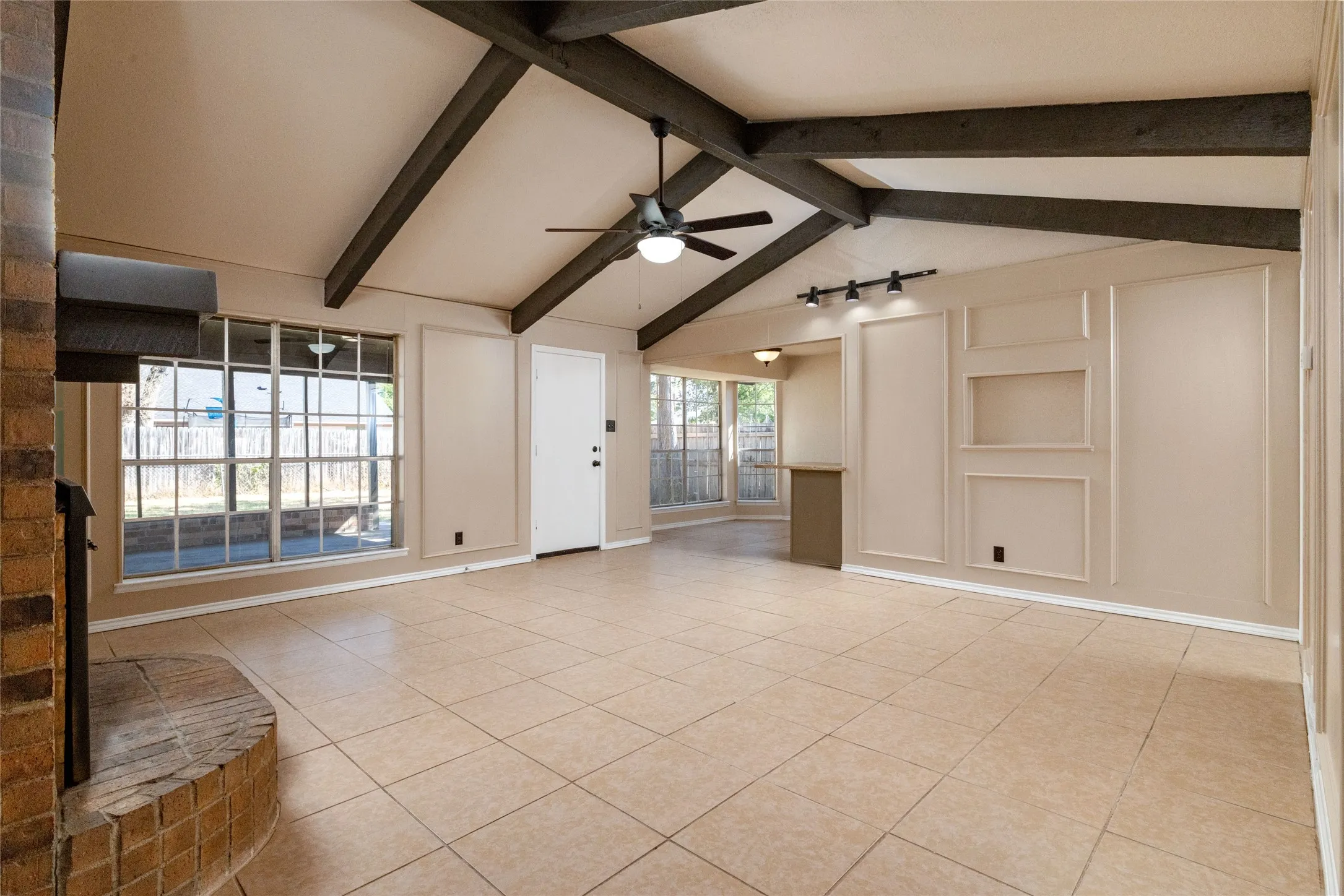 Single Family Residence For Sale in Tarrant County , 304 Cambridge Drive, Saginaw, Texas 76179, 3 Bedroom, 2 Bathroom, 2 Garage spaces, 1,602 Sqft, built in 1982, mls#21386848, Real Estate Agent in Saginaw, Homes For Sale in Tarrant county, Homes For Sale in Saginaw, Realtor in Saginaw Texas, Real Estate Brokerage Independent Realty Texas, Luminita Cordes Realtor