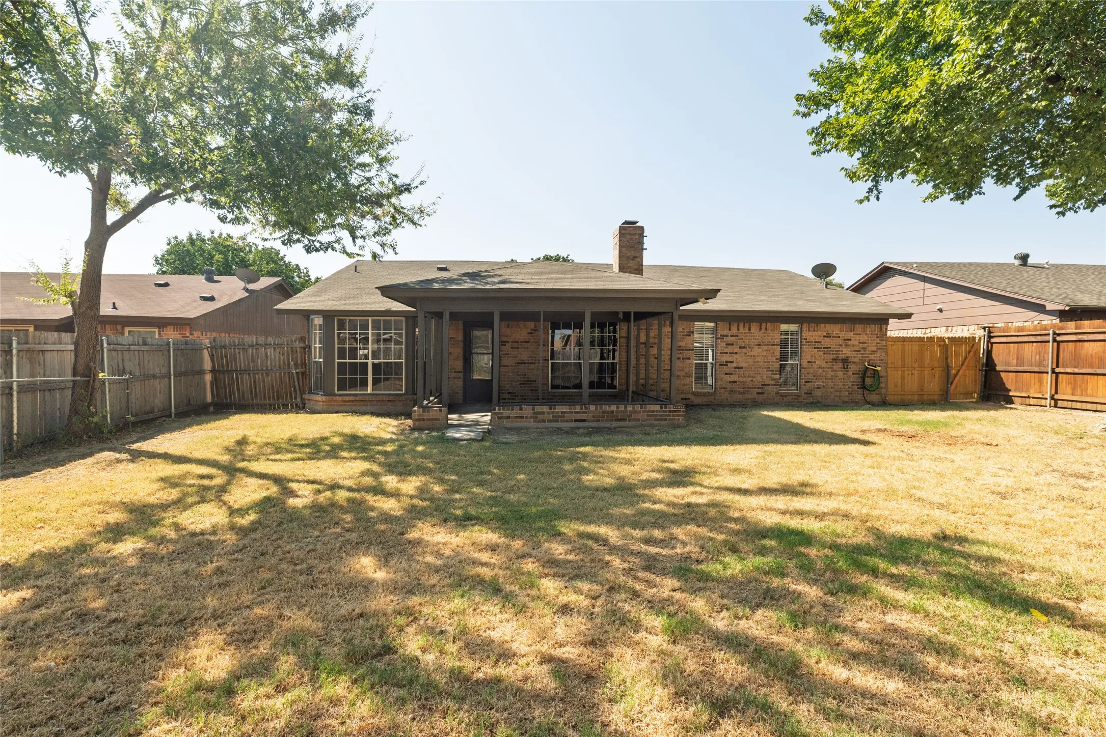 Single Family Residence For Sale in Tarrant County , 304 Cambridge Drive, Saginaw, Texas 76179, 3 Bedroom, 2 Bathroom, 2 Garage spaces, 1,602 Sqft, built in 1982, mls#21386848, Real Estate Agent in Saginaw, Homes For Sale in Tarrant county, Homes For Sale in Saginaw, Realtor in Saginaw Texas, Real Estate Brokerage Independent Realty Texas, Luminita Cordes Realtor