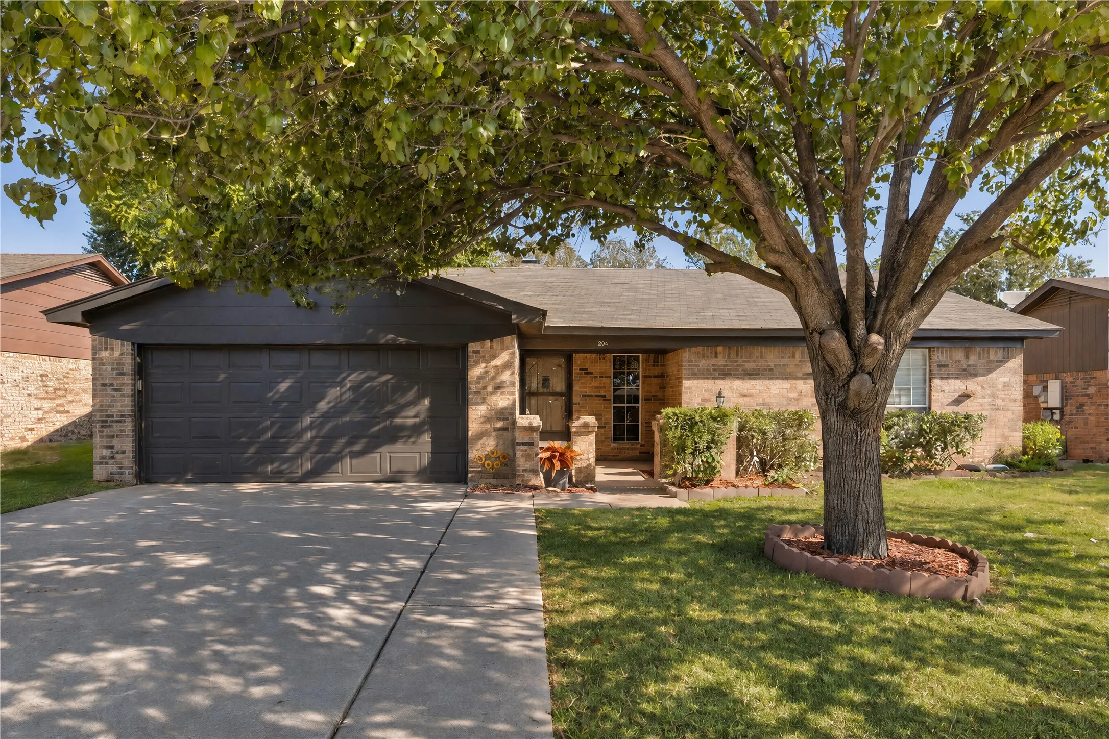 Single Family Residence For Sale in Tarrant County , 304 Cambridge Drive, Saginaw, Texas 76179, 3 Bedroom, 2 Bathroom, 2 Garage spaces, 1,602 Sqft, built in 1982, mls#21386848, Real Estate Agent in Saginaw, Homes For Sale in Tarrant county, Homes For Sale in Saginaw, Realtor in Saginaw Texas, Real Estate Brokerage Independent Realty Texas, Luminita Cordes Realtor