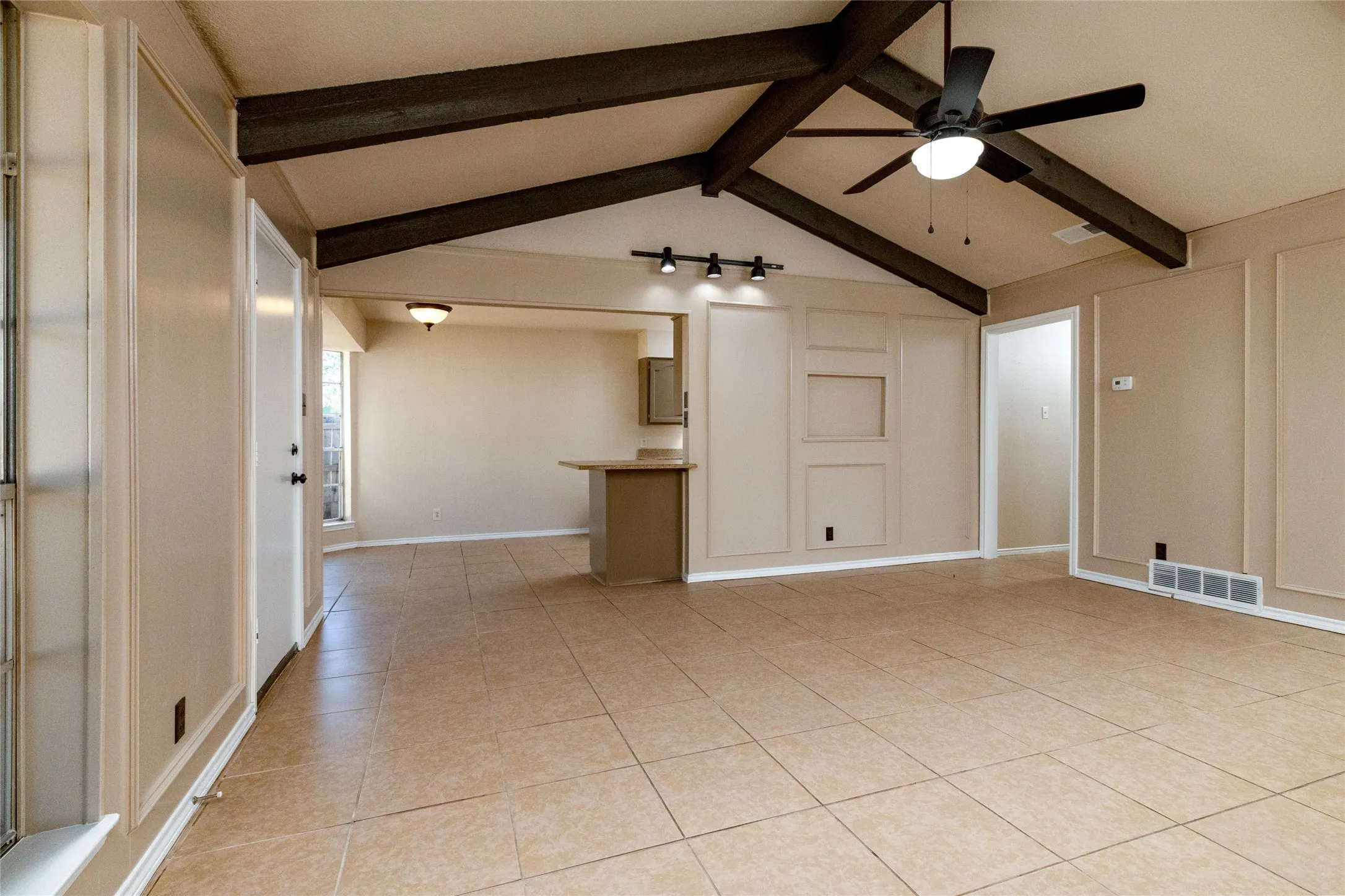 Single Family Residence For Sale in Tarrant County , 304 Cambridge Drive, Saginaw, Texas 76179, 3 Bedroom, 2 Bathroom, 2 Garage spaces, 1,602 Sqft, built in 1982, mls#21386848, Real Estate Agent in Saginaw, Homes For Sale in Tarrant county, Homes For Sale in Saginaw, Realtor in Saginaw Texas, Real Estate Brokerage Independent Realty Texas, Luminita Cordes Realtor