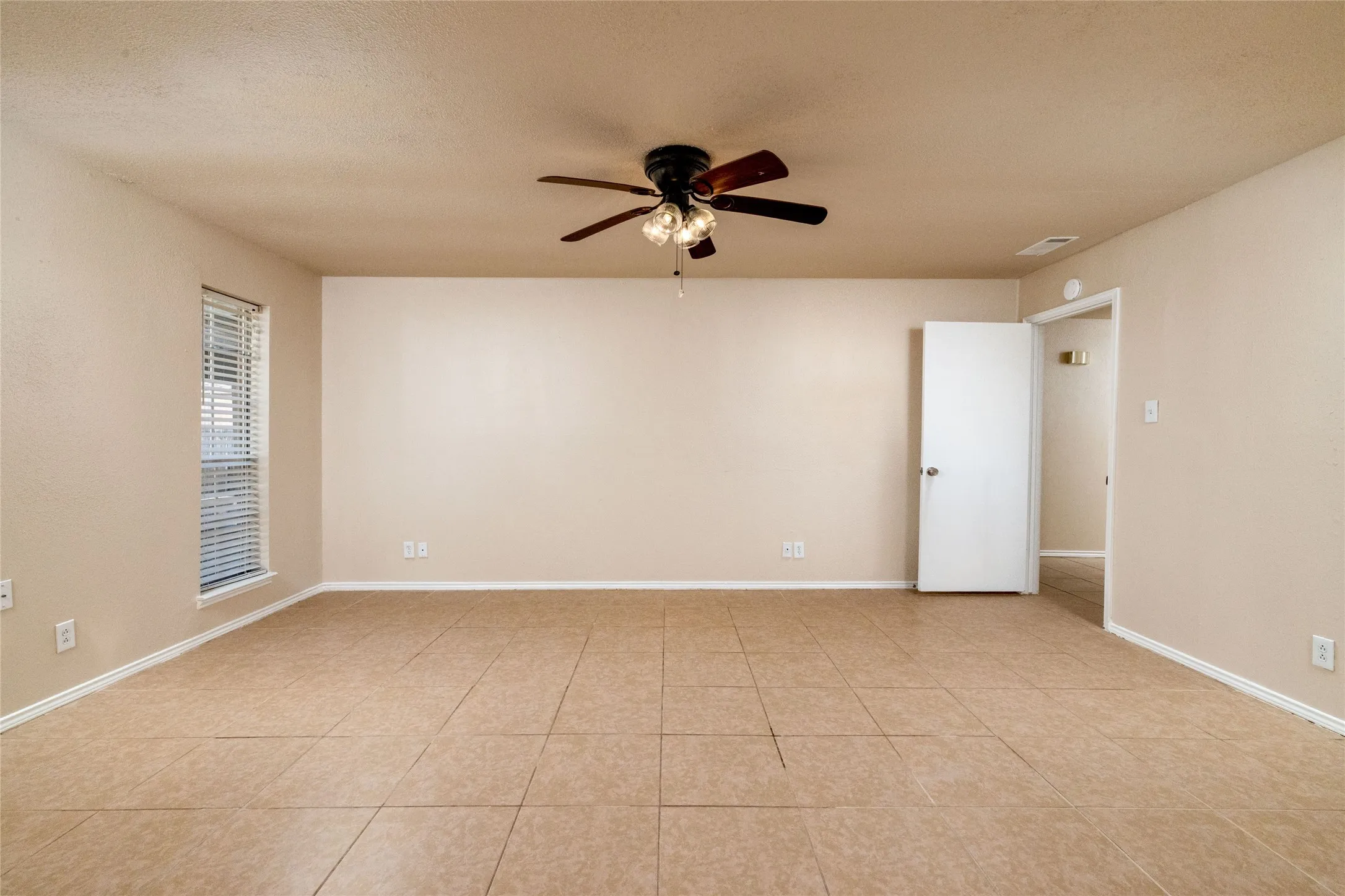 Single Family Residence For Sale in Tarrant County , 304 Cambridge Drive, Saginaw, Texas 76179, 3 Bedroom, 2 Bathroom, 2 Garage spaces, 1,602 Sqft, built in 1982, mls#21386848, Real Estate Agent in Saginaw, Homes For Sale in Tarrant county, Homes For Sale in Saginaw, Realtor in Saginaw Texas, Real Estate Brokerage Independent Realty Texas, Luminita Cordes Realtor