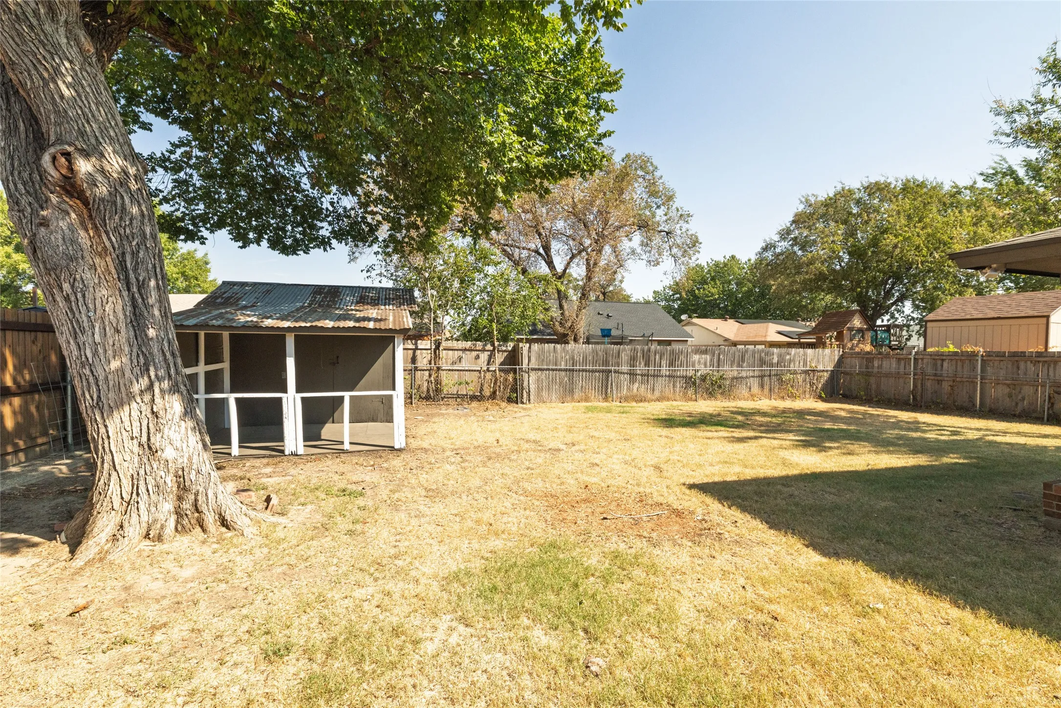 Single Family Residence For Sale in Tarrant County , 304 Cambridge Drive, Saginaw, Texas 76179, 3 Bedroom, 2 Bathroom, 2 Garage spaces, 1,602 Sqft, built in 1982, mls#21386848, Real Estate Agent in Saginaw, Homes For Sale in Tarrant county, Homes For Sale in Saginaw, Realtor in Saginaw Texas, Real Estate Brokerage Independent Realty Texas, Luminita Cordes Realtor