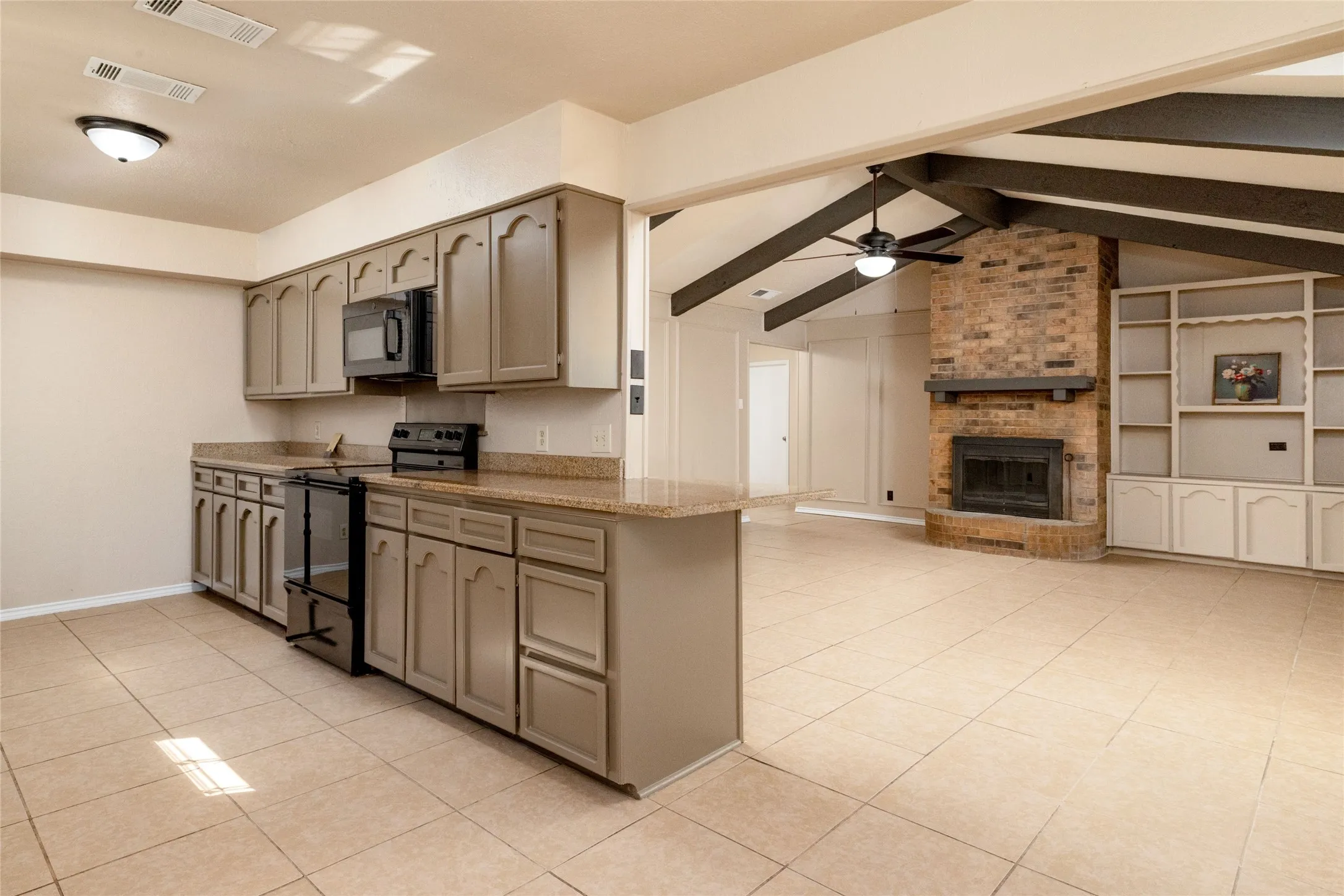 Single Family Residence For Sale in Tarrant County , 304 Cambridge Drive, Saginaw, Texas 76179, 3 Bedroom, 2 Bathroom, 2 Garage spaces, 1,602 Sqft, built in 1982, mls#21386848, Real Estate Agent in Saginaw, Homes For Sale in Tarrant county, Homes For Sale in Saginaw, Realtor in Saginaw Texas, Real Estate Brokerage Independent Realty Texas, Luminita Cordes Realtor