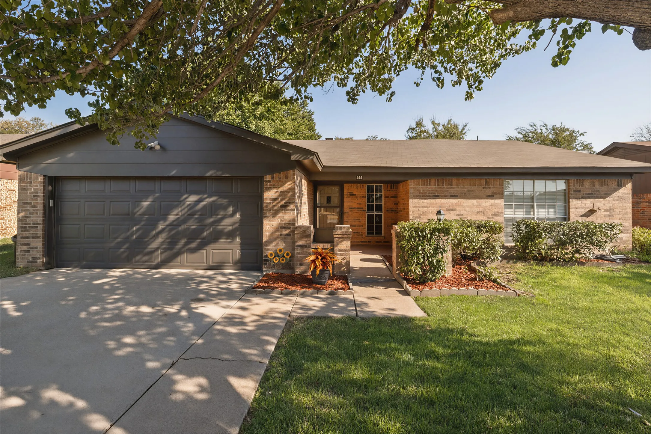 Single Family Residence For Sale in Tarrant County , 304 Cambridge Drive, Saginaw, Texas 76179, 3 Bedroom, 2 Bathroom, 2 Garage spaces, 1,602 Sqft, built in 1982, mls#21386848, Real Estate Agent in Saginaw, Homes For Sale in Tarrant county, Homes For Sale in Saginaw, Realtor in Saginaw Texas, Real Estate Brokerage Independent Realty Texas, Luminita Cordes Realtor