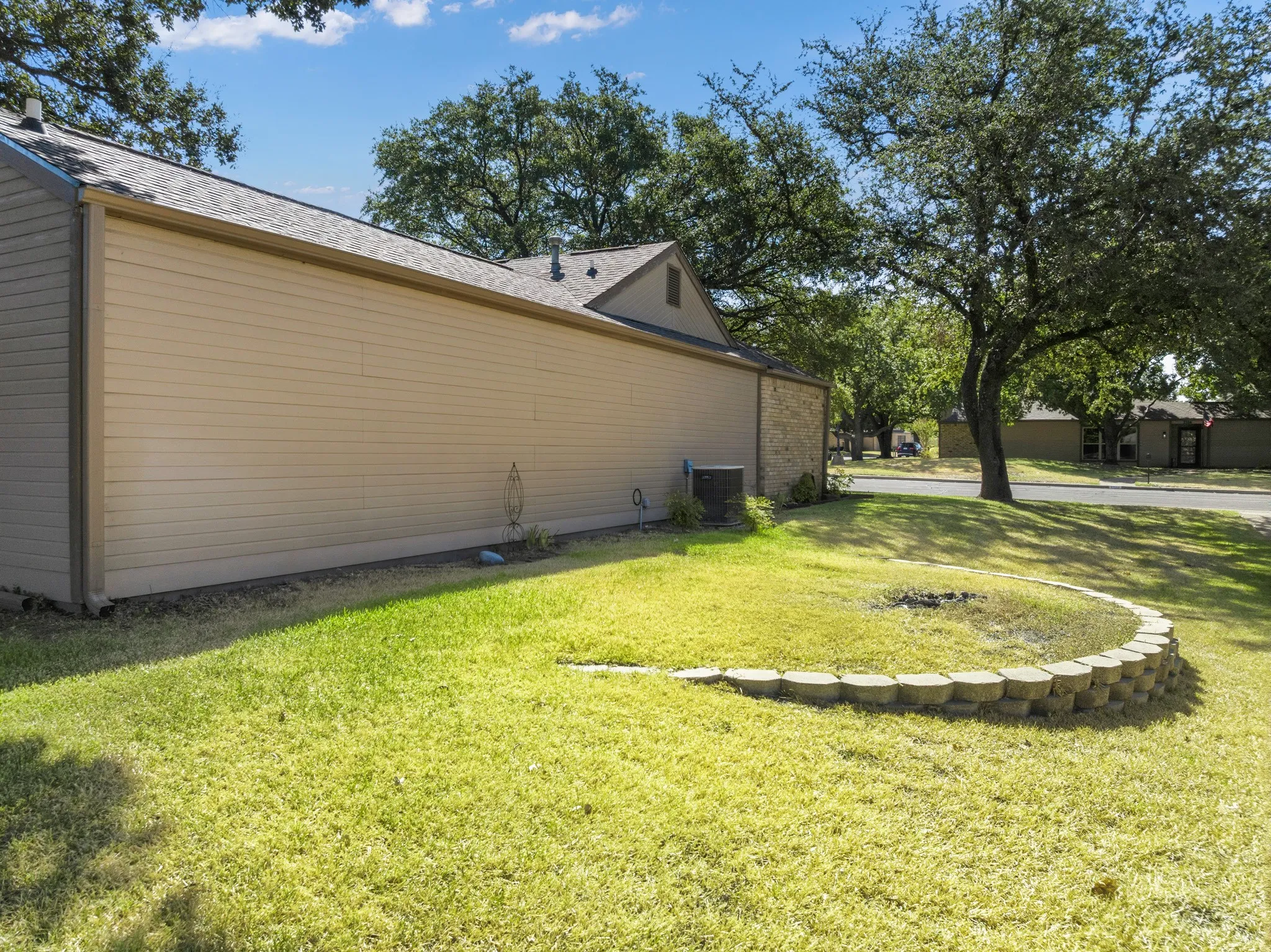 Townhouse For Sale in Mc Lennan County , 3311 Chimney Place Drive, Waco, Texas 76708, 2 Bedroom, 2 Bathroom, 2 Garage spaces, 1,457 Sqft, built in 1984, mls#21390060, Real Estate Agent in Waco, Homes For Sale in Mc Lennan county, Homes For Sale in Waco, Realtor in Waco Texas, Real Estate Brokerage Independent Realty Texas, Luminita Cordes Realtor