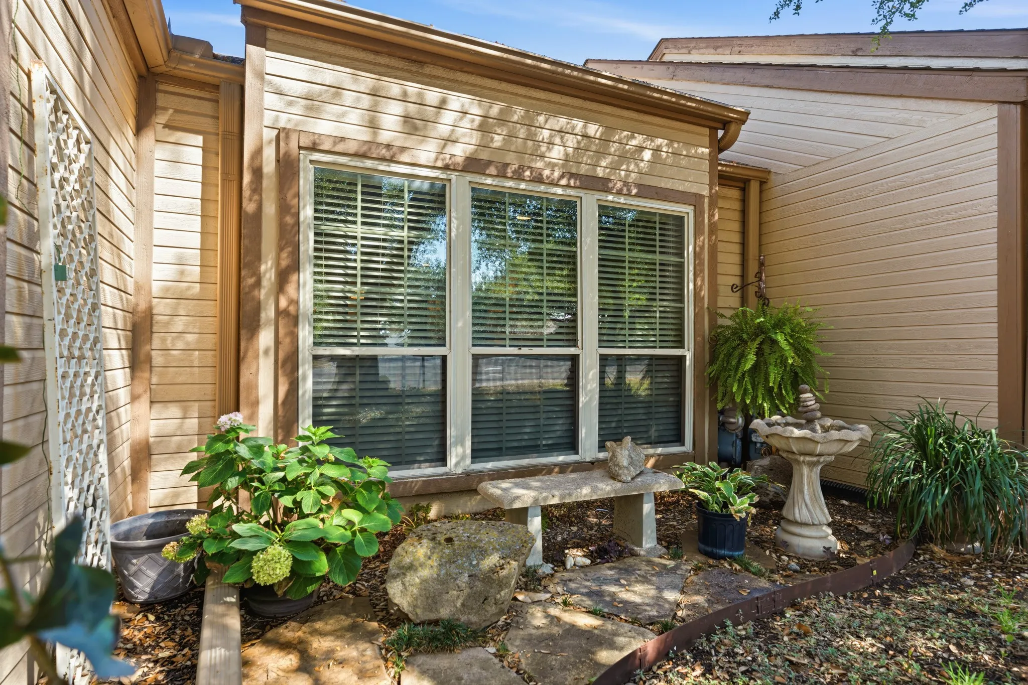 Townhouse For Sale in Mc Lennan County , 3311 Chimney Place Drive, Waco, Texas 76708, 2 Bedroom, 2 Bathroom, 2 Garage spaces, 1,457 Sqft, built in 1984, mls#21390060, Real Estate Agent in Waco, Homes For Sale in Mc Lennan county, Homes For Sale in Waco, Realtor in Waco Texas, Real Estate Brokerage Independent Realty Texas, Luminita Cordes Realtor
