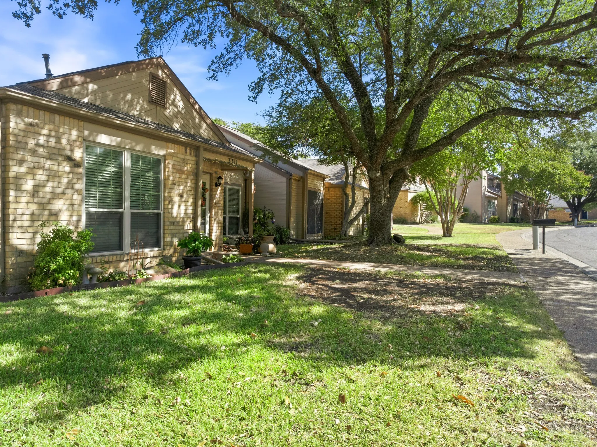 Townhouse For Sale in Mc Lennan County , 3311 Chimney Place Drive, Waco, Texas 76708, 2 Bedroom, 2 Bathroom, 2 Garage spaces, 1,457 Sqft, built in 1984, mls#21390060, Real Estate Agent in Waco, Homes For Sale in Mc Lennan county, Homes For Sale in Waco, Realtor in Waco Texas, Real Estate Brokerage Independent Realty Texas, Luminita Cordes Realtor