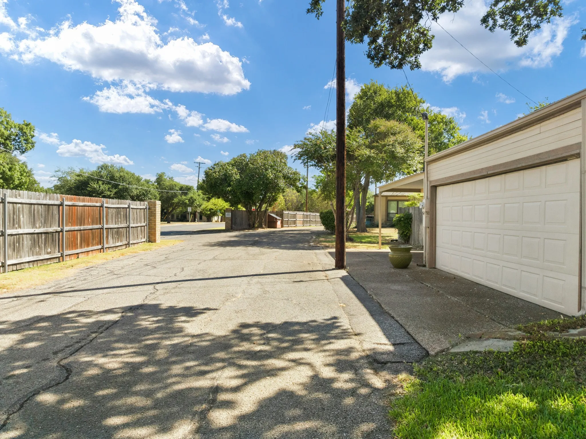 Townhouse For Sale in Mc Lennan County , 3311 Chimney Place Drive, Waco, Texas 76708, 2 Bedroom, 2 Bathroom, 2 Garage spaces, 1,457 Sqft, built in 1984, mls#21390060, Real Estate Agent in Waco, Homes For Sale in Mc Lennan county, Homes For Sale in Waco, Realtor in Waco Texas, Real Estate Brokerage Independent Realty Texas, Luminita Cordes Realtor