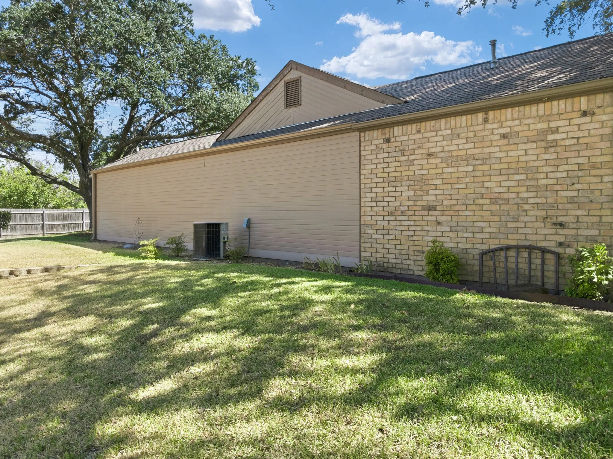 Townhouse For Sale in Mc Lennan County , 3311 Chimney Place Drive, Waco, Texas 76708, 2 Bedroom, 2 Bathroom, 2 Garage spaces, 1,457 Sqft, built in 1984, mls#21390060, Real Estate Agent in Waco, Homes For Sale in Mc Lennan county, Homes For Sale in Waco, Realtor in Waco Texas, Real Estate Brokerage Independent Realty Texas, Luminita Cordes Realtor