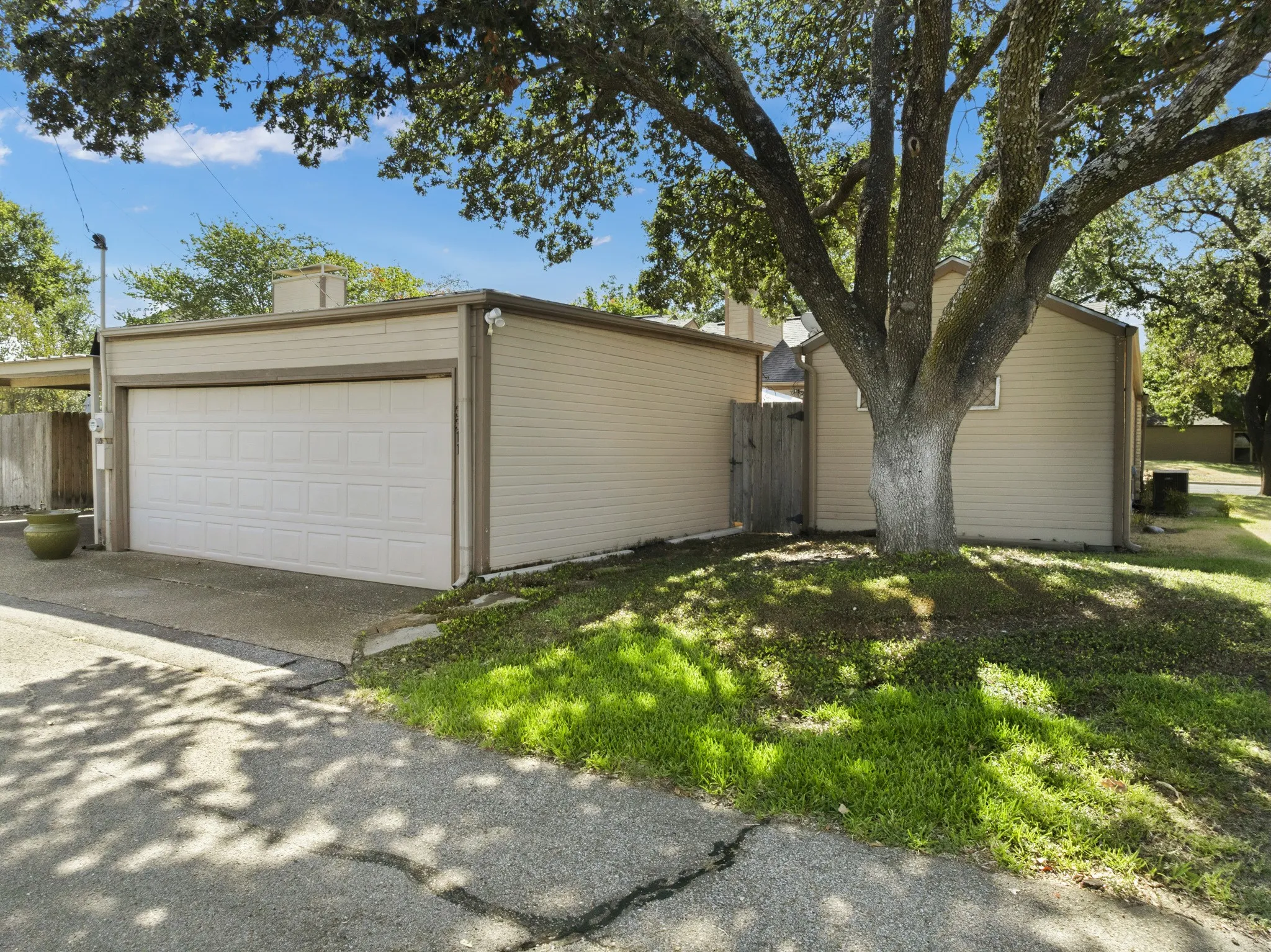 Townhouse For Sale in Mc Lennan County , 3311 Chimney Place Drive, Waco, Texas 76708, 2 Bedroom, 2 Bathroom, 2 Garage spaces, 1,457 Sqft, built in 1984, mls#21390060, Real Estate Agent in Waco, Homes For Sale in Mc Lennan county, Homes For Sale in Waco, Realtor in Waco Texas, Real Estate Brokerage Independent Realty Texas, Luminita Cordes Realtor