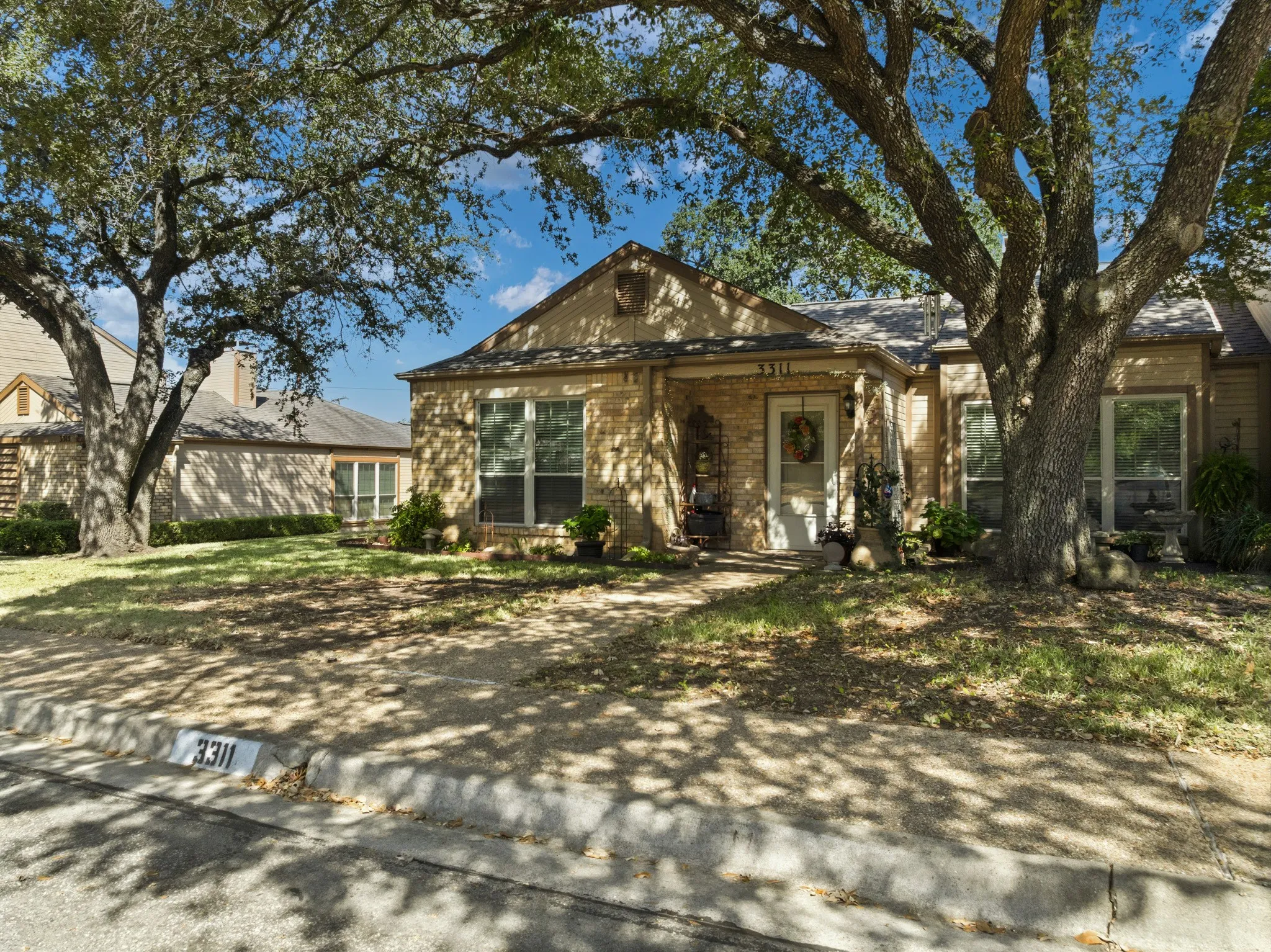 Townhouse For Sale in Mc Lennan County , 3311 Chimney Place Drive, Waco, Texas 76708, 2 Bedroom, 2 Bathroom, 2 Garage spaces, 1,457 Sqft, built in 1984, mls#21390060, Real Estate Agent in Waco, Homes For Sale in Mc Lennan county, Homes For Sale in Waco, Realtor in Waco Texas, Real Estate Brokerage Independent Realty Texas, Luminita Cordes Realtor