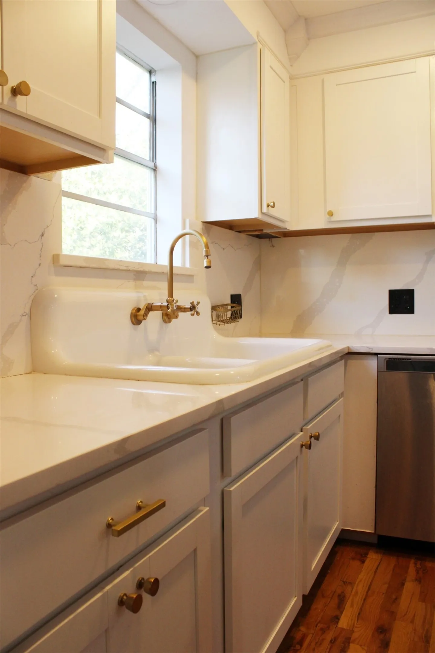 Single Family Residence For Sale in Tarrant County , 417 N Pecan Street, Arlington, Texas 76011, 3 Bedroom, 2 Bathroom, 1 Garage spaces, 1,602 Sqft, built in 1933, mls#21390408, Real Estate Agent in Arlington, Homes For Sale in Tarrant county, Homes For Sale in Arlington, Realtor in Arlington Texas, Real Estate Brokerage Independent Realty Texas, Luminita Cordes Realtor