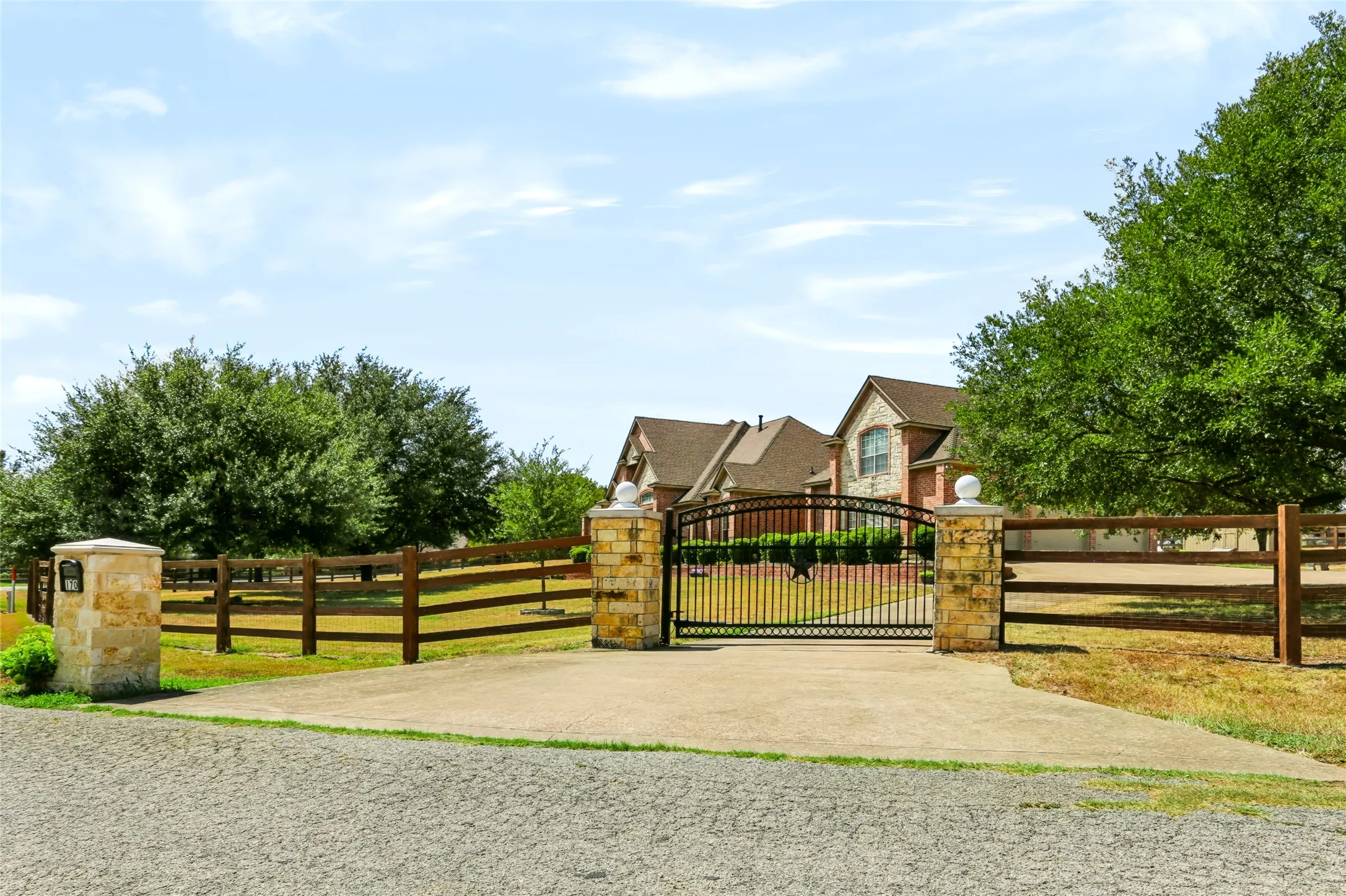 Single Family Residence For Sale in Parker County , 170 Park Place Circle, Cresson, Texas 76035, 4 Bedroom, 3 Bathroom, 3 Garage spaces, 3,327 Sqft, built in 2002, mls#21390966, Real Estate Agent in Cresson, Homes For Sale in Parker county, Homes For Sale in Cresson, Realtor in Cresson Texas, Real Estate Brokerage Independent Realty Texas, Luminita Cordes Realtor