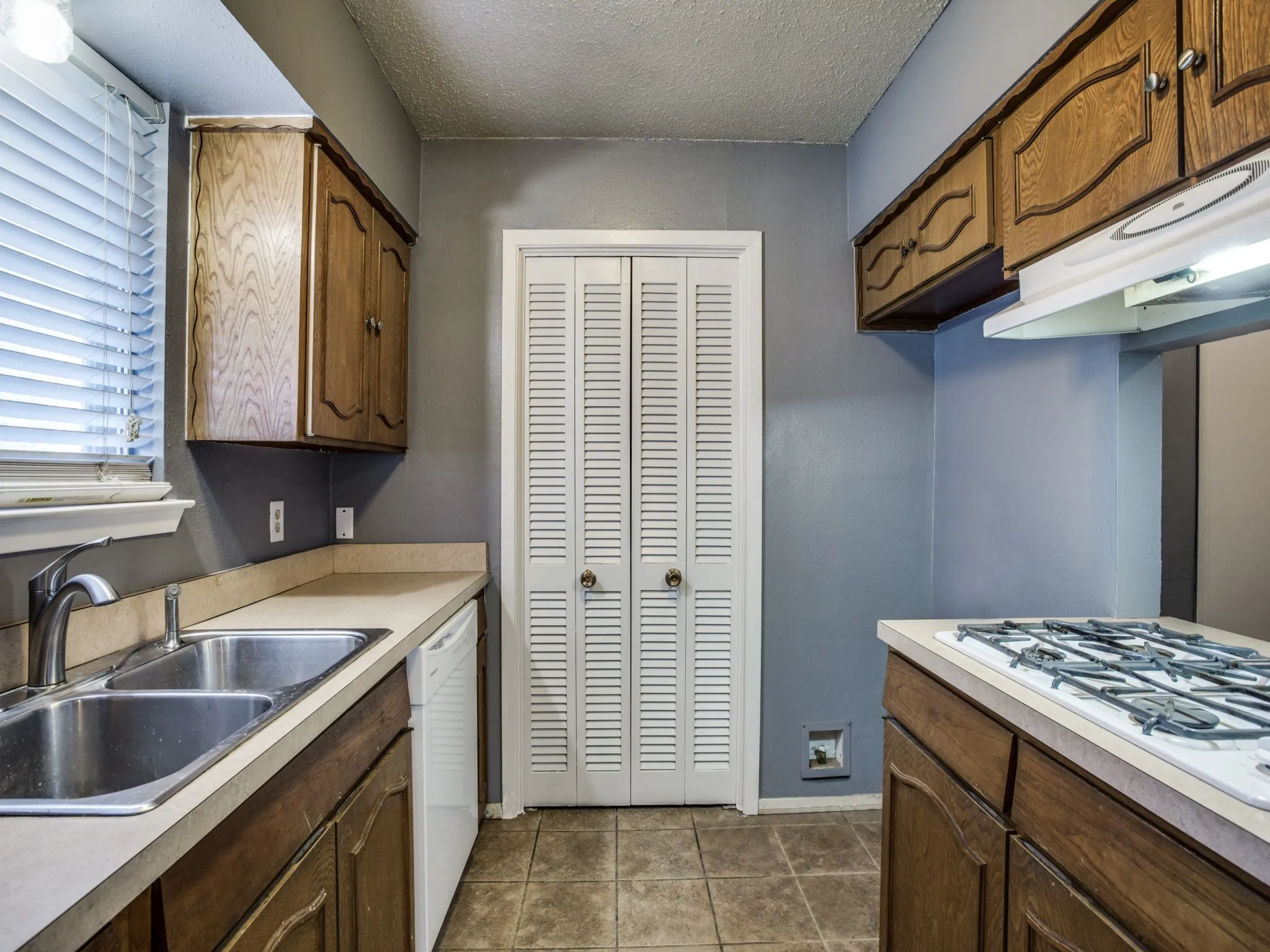 Single Family Residence For Rent in Tarrant County , 1209 Valley Vista Drive, Grapevine, Texas 76051, 3 Bedroom, 2 Bathroom, 2 Garage spaces, 1,376 Sqft, built in 1966, mls#21390967, Real Estate Agent in Grapevine, Homes For Rent in Tarrant county, Homes For Rent in Grapevine, Realtor in Grapevine Texas, Real Estate Brokerage Independent Realty Texas, Luminita Cordes Realtor
