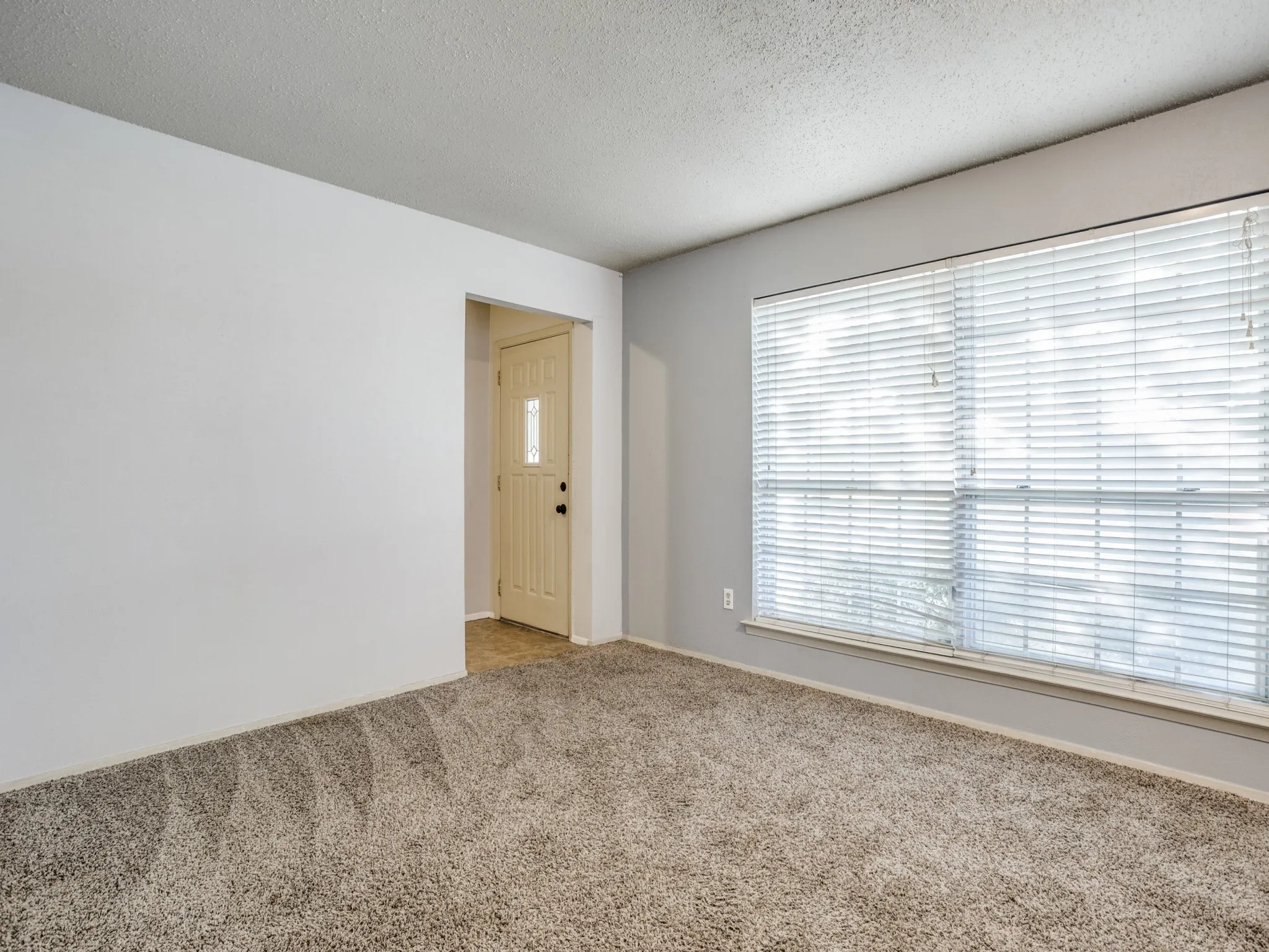 Single Family Residence For Rent in Tarrant County , 1209 Valley Vista Drive, Grapevine, Texas 76051, 3 Bedroom, 2 Bathroom, 2 Garage spaces, 1,376 Sqft, built in 1966, mls#21390967, Real Estate Agent in Grapevine, Homes For Rent in Tarrant county, Homes For Rent in Grapevine, Realtor in Grapevine Texas, Real Estate Brokerage Independent Realty Texas, Luminita Cordes Realtor