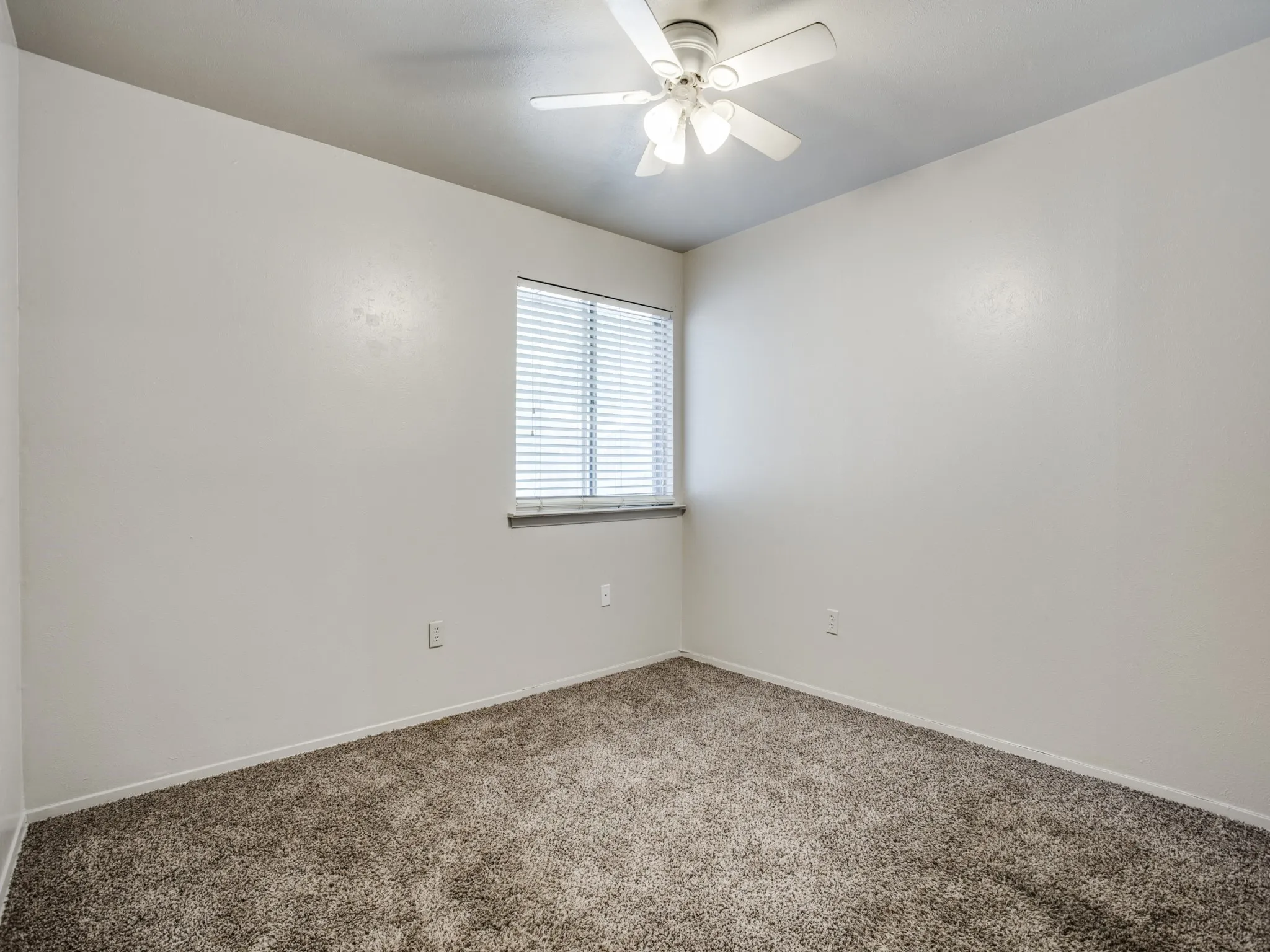 Single Family Residence For Rent in Tarrant County , 1209 Valley Vista Drive, Grapevine, Texas 76051, 3 Bedroom, 2 Bathroom, 2 Garage spaces, 1,376 Sqft, built in 1966, mls#21390967, Real Estate Agent in Grapevine, Homes For Rent in Tarrant county, Homes For Rent in Grapevine, Realtor in Grapevine Texas, Real Estate Brokerage Independent Realty Texas, Luminita Cordes Realtor