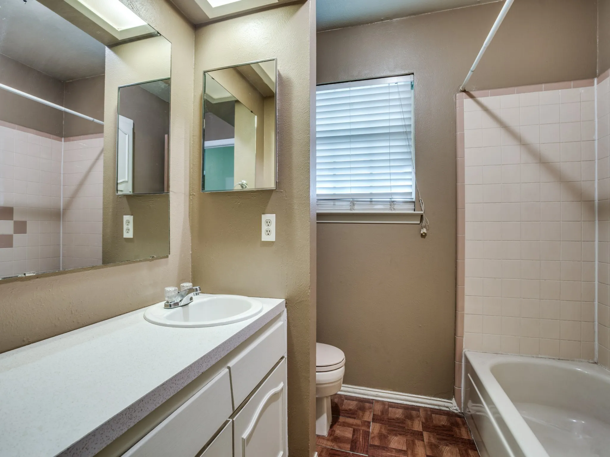 Single Family Residence For Rent in Tarrant County , 1209 Valley Vista Drive, Grapevine, Texas 76051, 3 Bedroom, 2 Bathroom, 2 Garage spaces, 1,376 Sqft, built in 1966, mls#21390967, Real Estate Agent in Grapevine, Homes For Rent in Tarrant county, Homes For Rent in Grapevine, Realtor in Grapevine Texas, Real Estate Brokerage Independent Realty Texas, Luminita Cordes Realtor