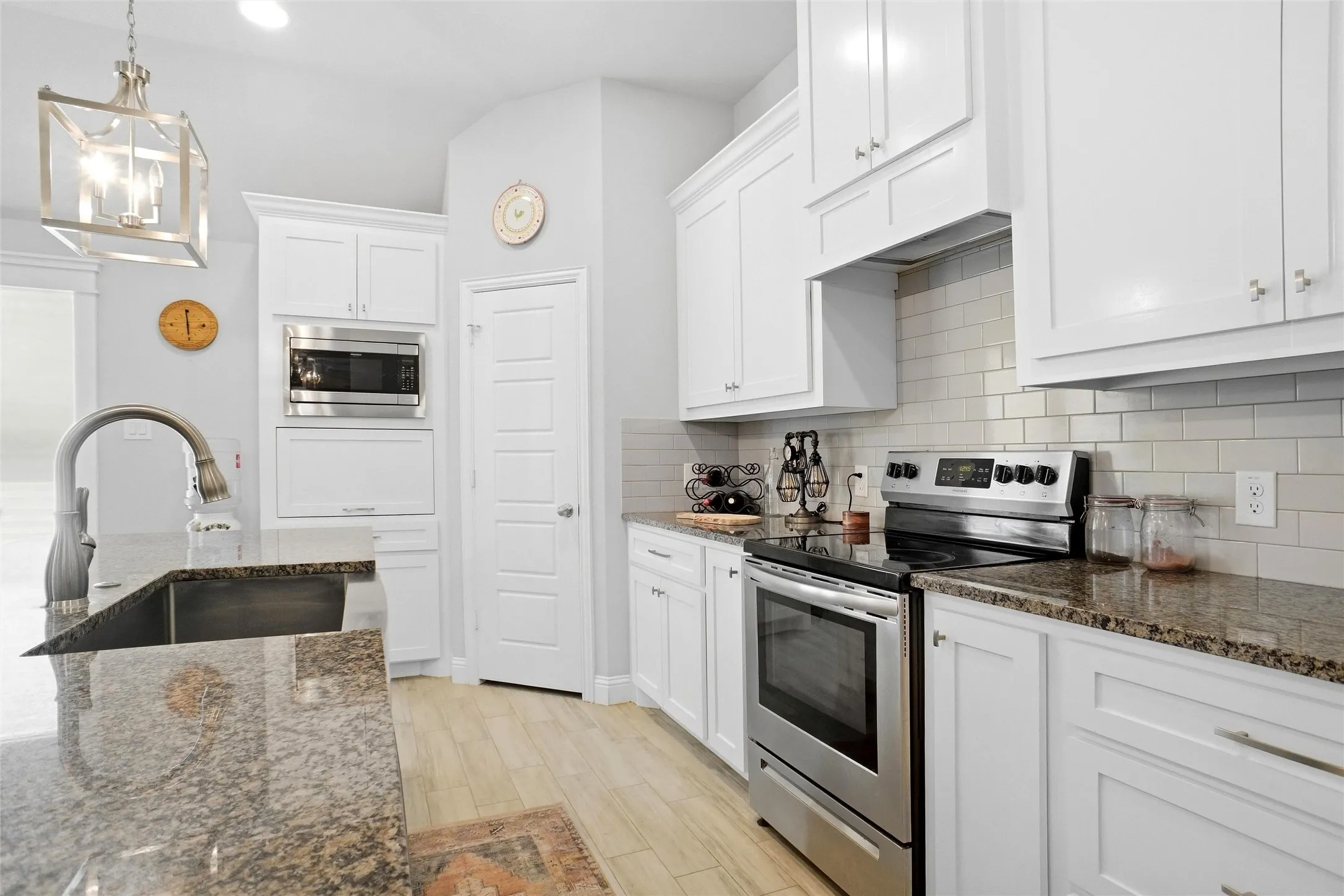 Note Walk-In Pantry