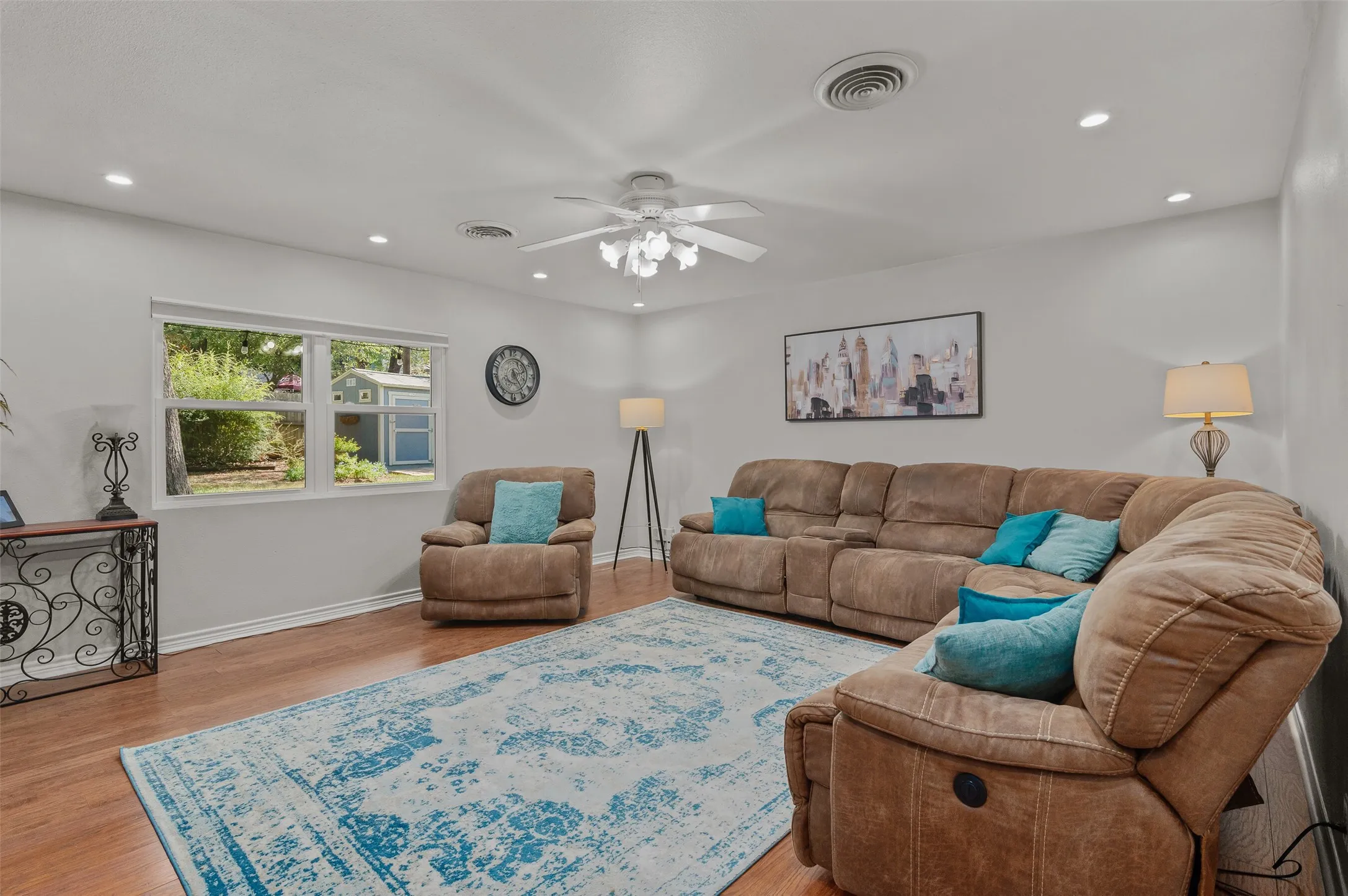Single Family Residence For Sale in Denton County , 1800 Emerson Lane, Denton, Texas 76209, 3 Bedroom, 2 Bathroom, 2 Garage spaces, 1,810 Sqft, built in 1965, mls#21386171, Real Estate Agent in Denton, Homes For Sale in Denton county, Homes For Sale in Denton, Realtor in Denton Texas, Real Estate Brokerage Independent Realty Texas, Luminita Cordes Realtor