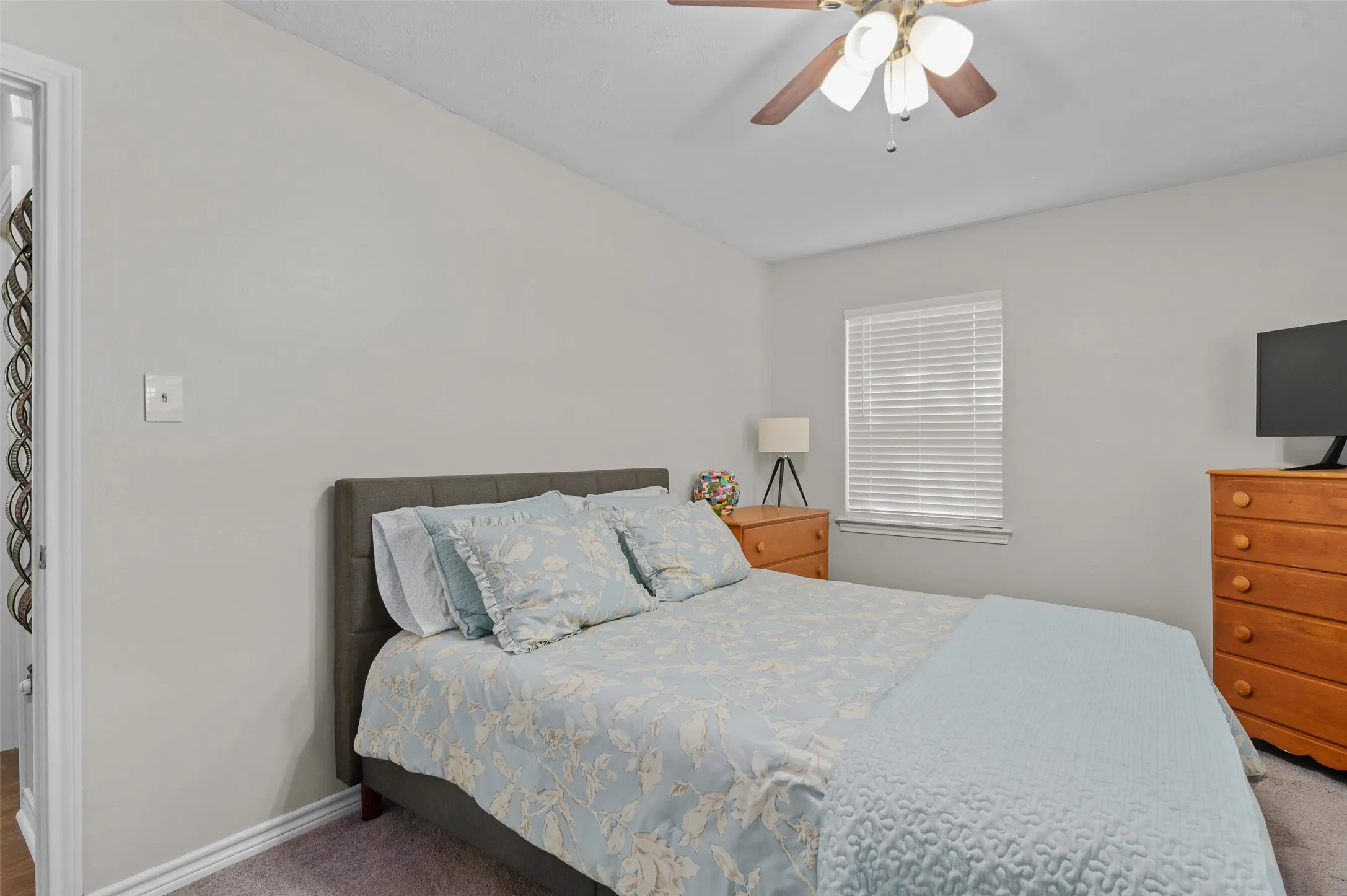 Single Family Residence For Sale in Denton County , 1800 Emerson Lane, Denton, Texas 76209, 3 Bedroom, 2 Bathroom, 2 Garage spaces, 1,810 Sqft, built in 1965, mls#21386171, Real Estate Agent in Denton, Homes For Sale in Denton county, Homes For Sale in Denton, Realtor in Denton Texas, Real Estate Brokerage Independent Realty Texas, Luminita Cordes Realtor