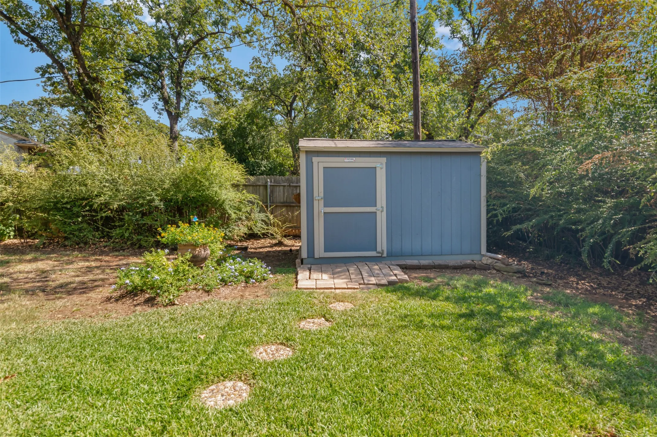 Single Family Residence For Sale in Denton County , 1800 Emerson Lane, Denton, Texas 76209, 3 Bedroom, 2 Bathroom, 2 Garage spaces, 1,810 Sqft, built in 1965, mls#21386171, Real Estate Agent in Denton, Homes For Sale in Denton county, Homes For Sale in Denton, Realtor in Denton Texas, Real Estate Brokerage Independent Realty Texas, Luminita Cordes Realtor