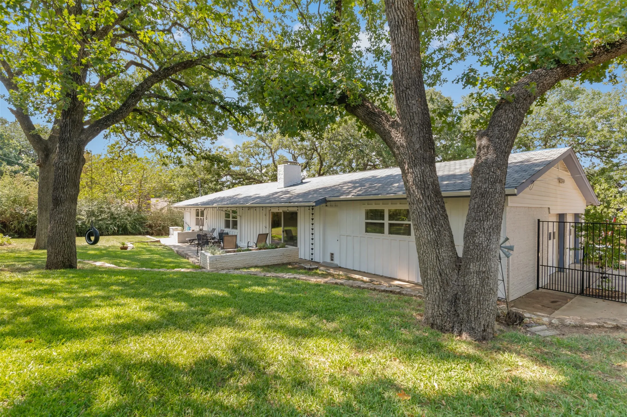 Single Family Residence For Sale in Denton County , 1800 Emerson Lane, Denton, Texas 76209, 3 Bedroom, 2 Bathroom, 2 Garage spaces, 1,810 Sqft, built in 1965, mls#21386171, Real Estate Agent in Denton, Homes For Sale in Denton county, Homes For Sale in Denton, Realtor in Denton Texas, Real Estate Brokerage Independent Realty Texas, Luminita Cordes Realtor