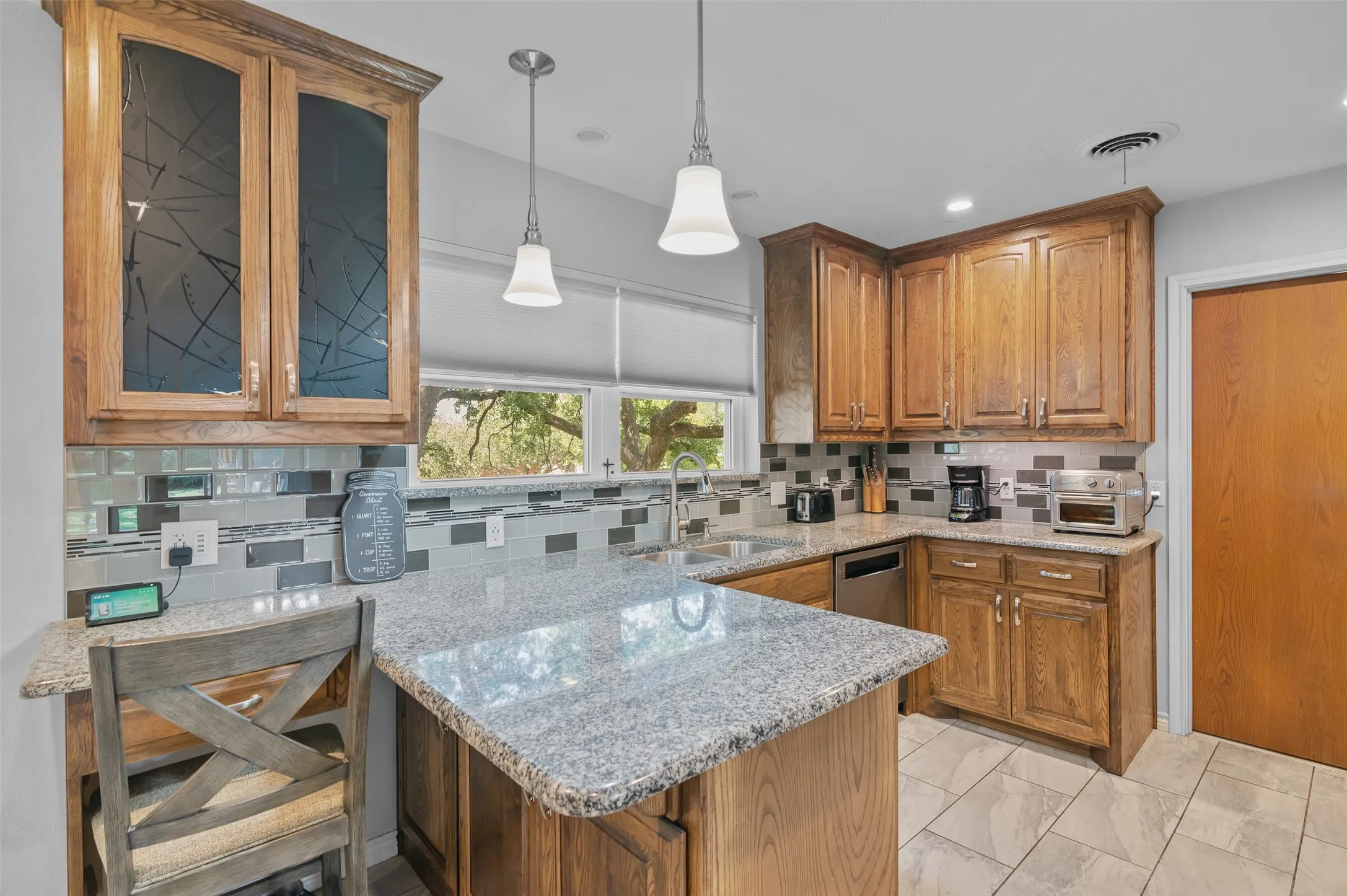 Single Family Residence For Sale in Denton County , 1800 Emerson Lane, Denton, Texas 76209, 3 Bedroom, 2 Bathroom, 2 Garage spaces, 1,810 Sqft, built in 1965, mls#21386171, Real Estate Agent in Denton, Homes For Sale in Denton county, Homes For Sale in Denton, Realtor in Denton Texas, Real Estate Brokerage Independent Realty Texas, Luminita Cordes Realtor