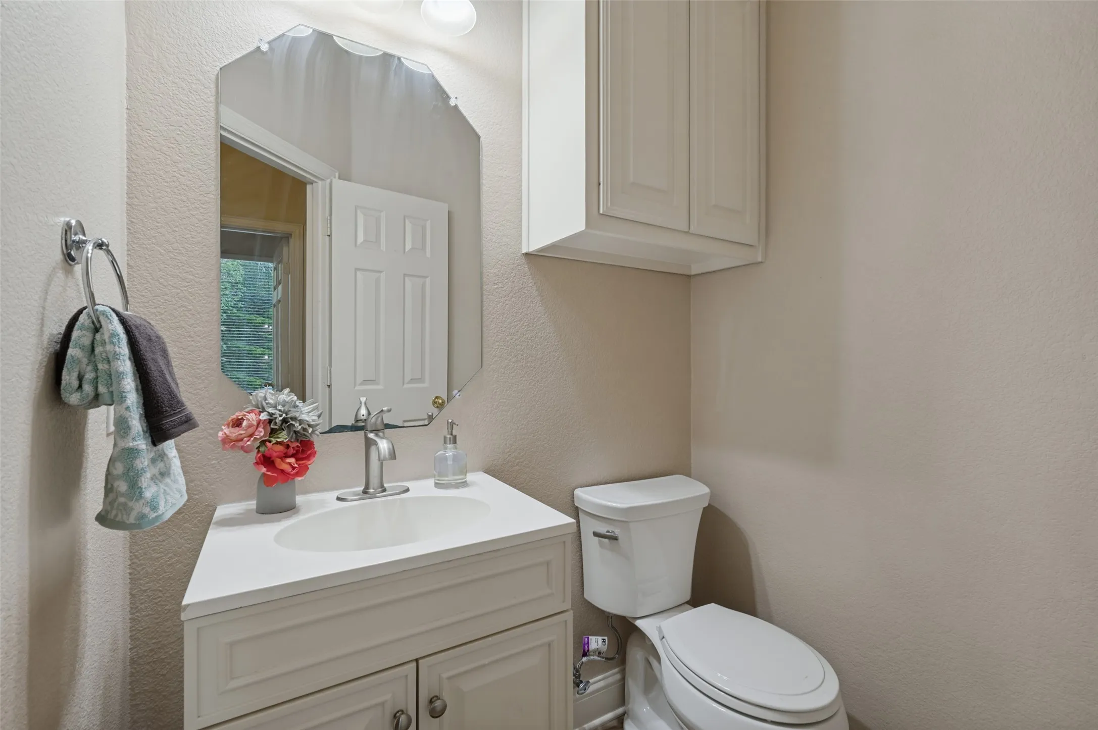 Half bath conveinently located by the kitchen and breakfast nook for guest use