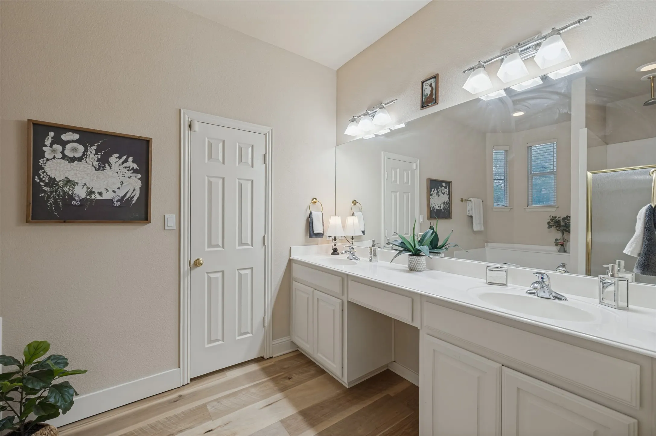 Dual sinks, seperate shower and Jetted tub, privacy door to the lavatory and a massive closet with built in gun safe!
