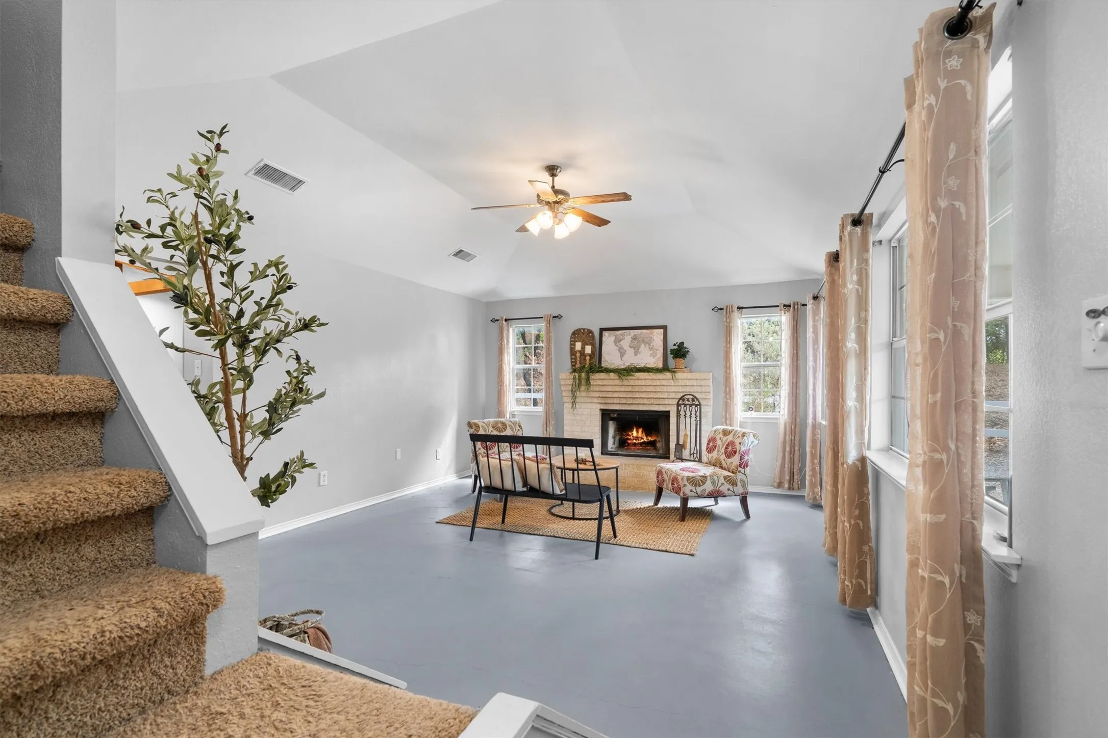 Single Family Residence For Sale in Johnson County , 4117 Matthew Drive, Cleburne, Texas 76031, 4 Bedroom, 3 Bathroom, Garage spaces, 2,346 Sqft, built in 1994, mls#21384069, Real Estate Agent in Cleburne, Homes For Sale in Johnson county, Homes For Sale in Cleburne, Realtor in Cleburne Texas, Real Estate Brokerage Independent Realty Texas, Luminita Cordes Realtor
