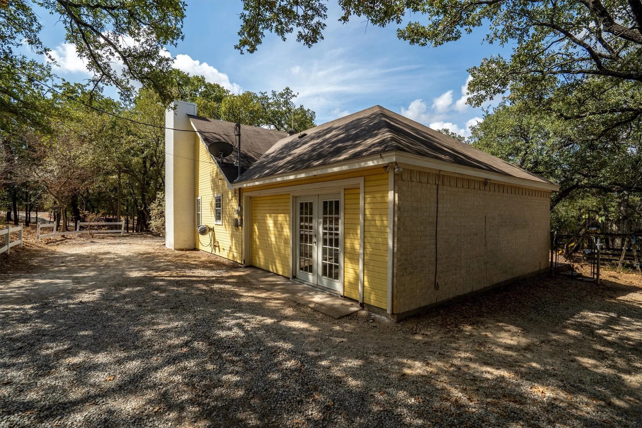 Single Family Residence For Sale in Johnson County , 4117 Matthew Drive, Cleburne, Texas 76031, 4 Bedroom, 3 Bathroom, Garage spaces, 2,346 Sqft, built in 1994, mls#21384069, Real Estate Agent in Cleburne, Homes For Sale in Johnson county, Homes For Sale in Cleburne, Realtor in Cleburne Texas, Real Estate Brokerage Independent Realty Texas, Luminita Cordes Realtor
