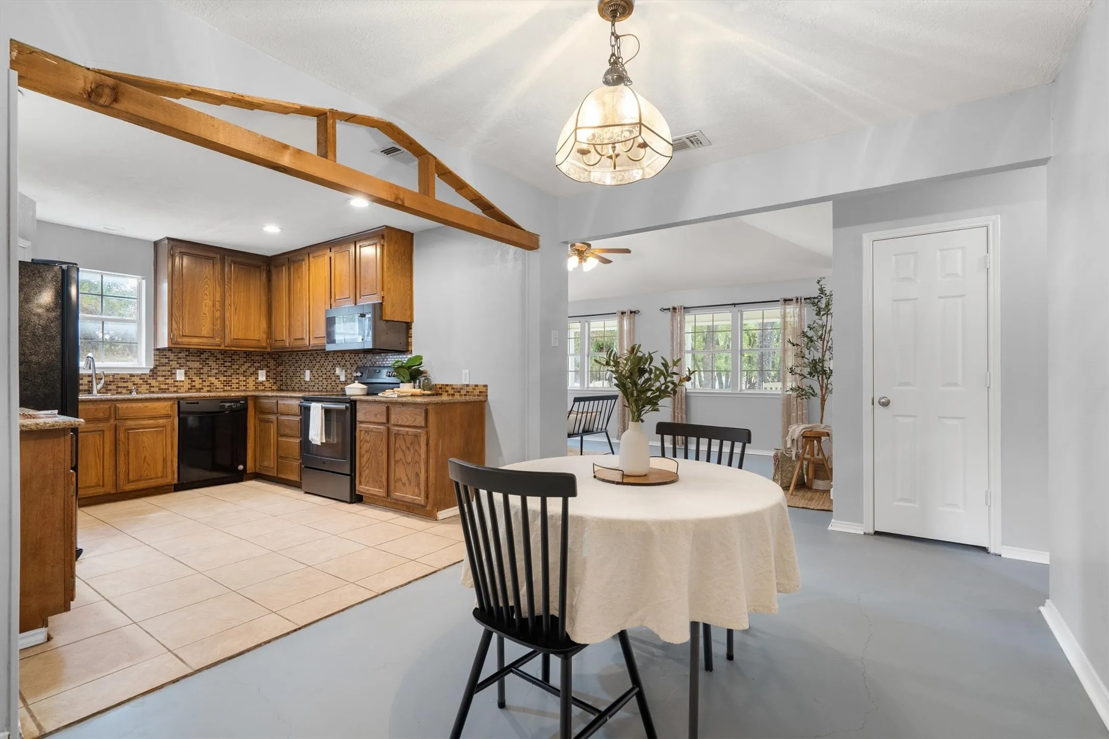 Single Family Residence For Sale in Johnson County , 4117 Matthew Drive, Cleburne, Texas 76031, 4 Bedroom, 3 Bathroom, Garage spaces, 2,346 Sqft, built in 1994, mls#21384069, Real Estate Agent in Cleburne, Homes For Sale in Johnson county, Homes For Sale in Cleburne, Realtor in Cleburne Texas, Real Estate Brokerage Independent Realty Texas, Luminita Cordes Realtor